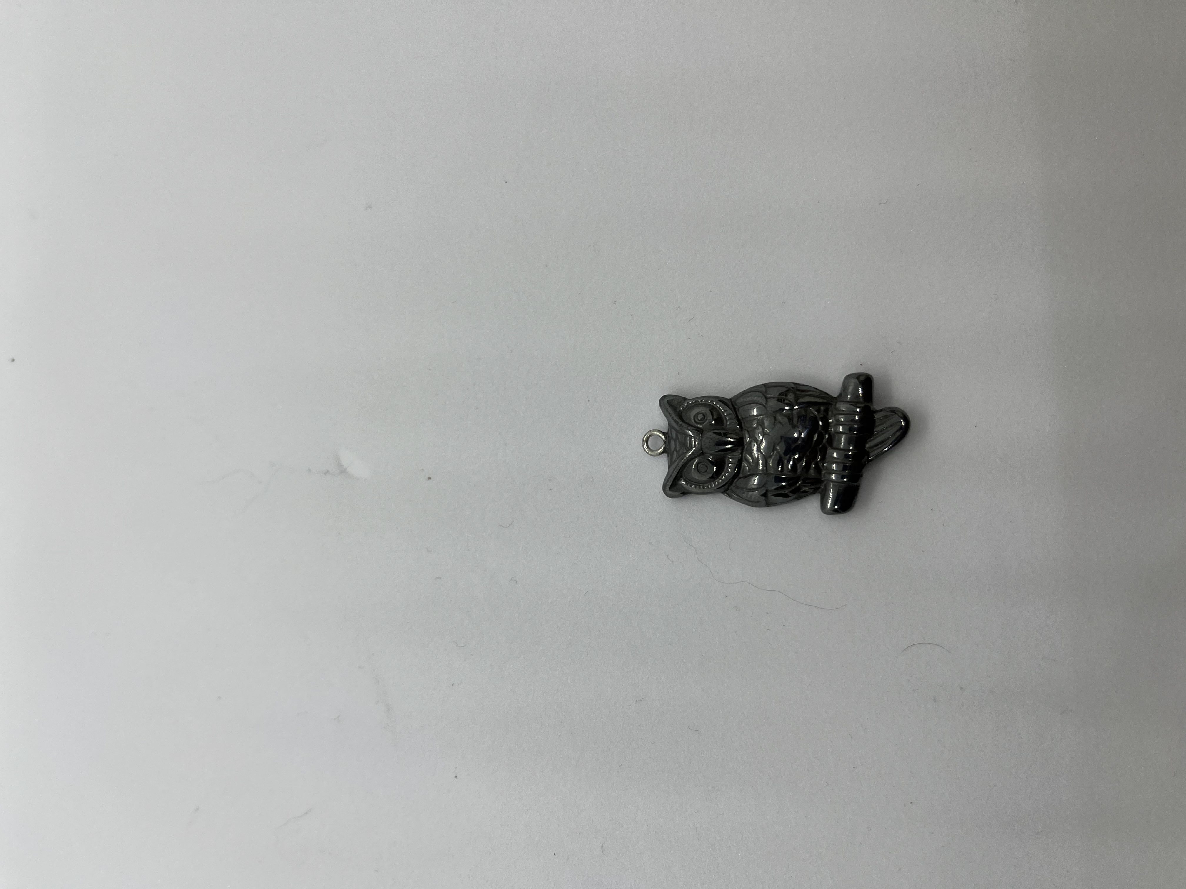 Z Búho de la suerte colgante en Hematite
