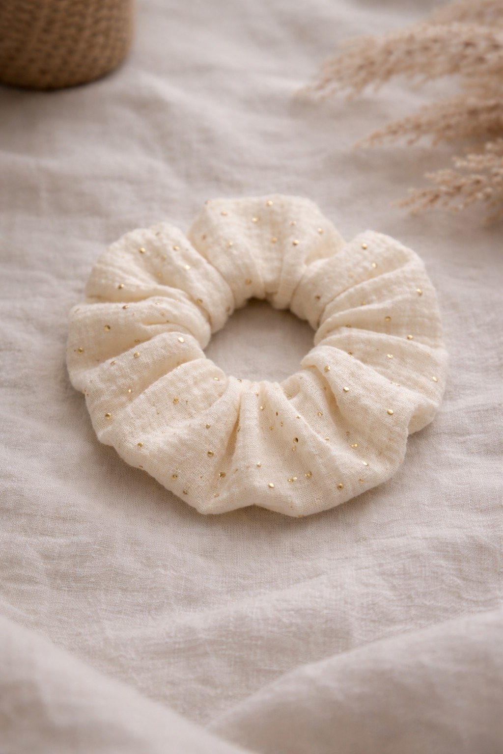 Chouchou en tissu écru et pois dorés