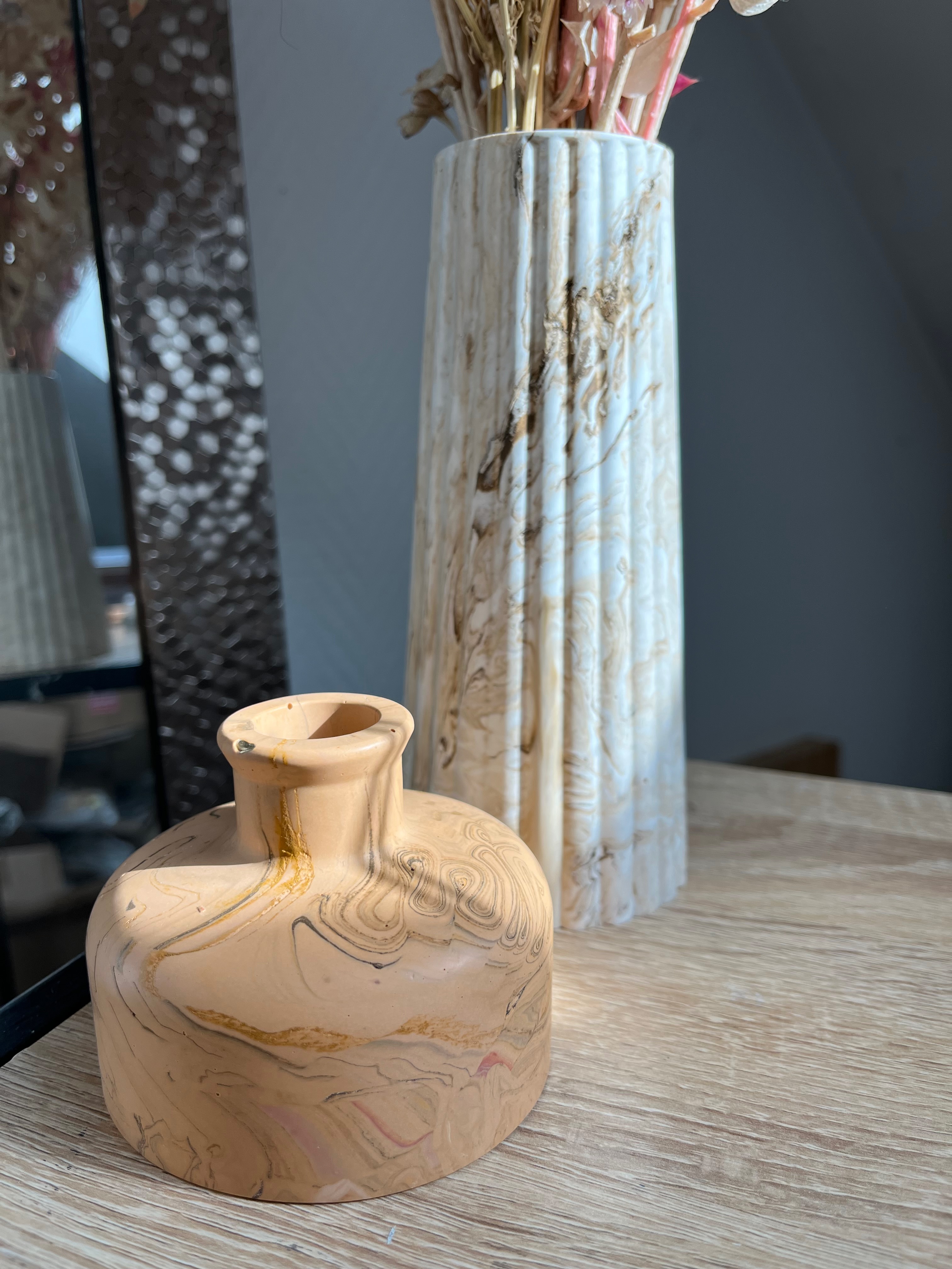 Vase décoratif en jesmonite