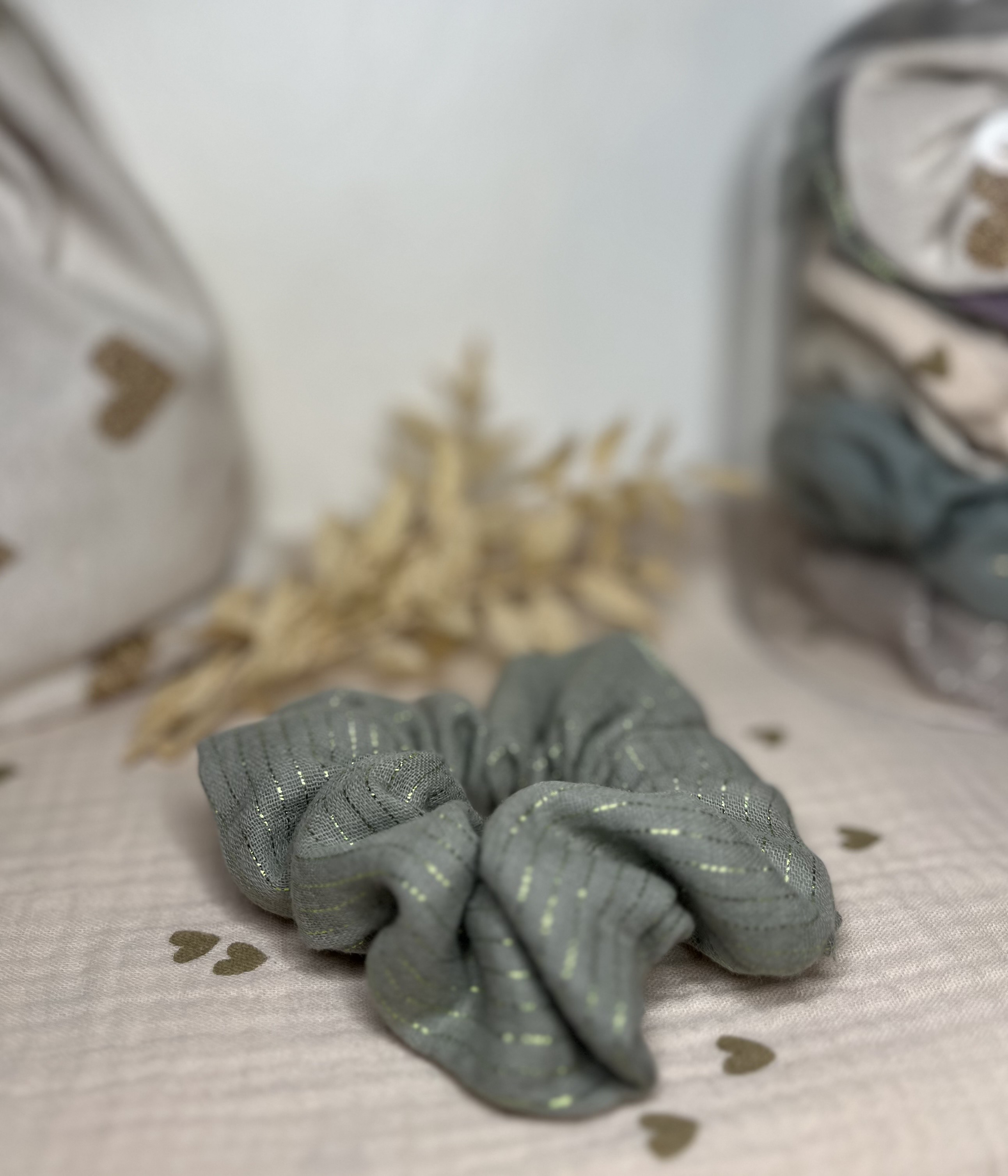 Chouchou en gaze de coton vert et fil doré