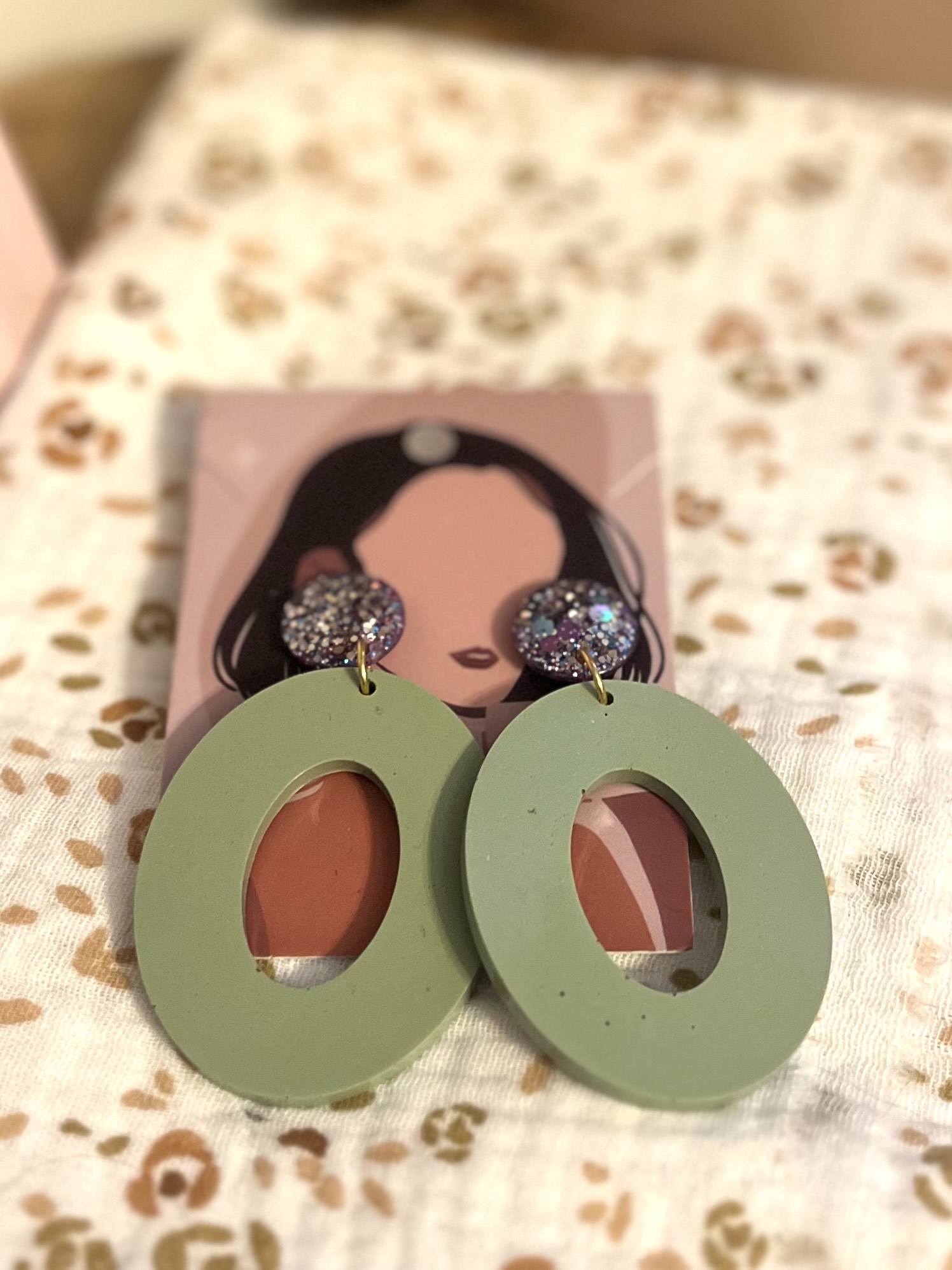 Boucles d'oreilles ovales vert sauge