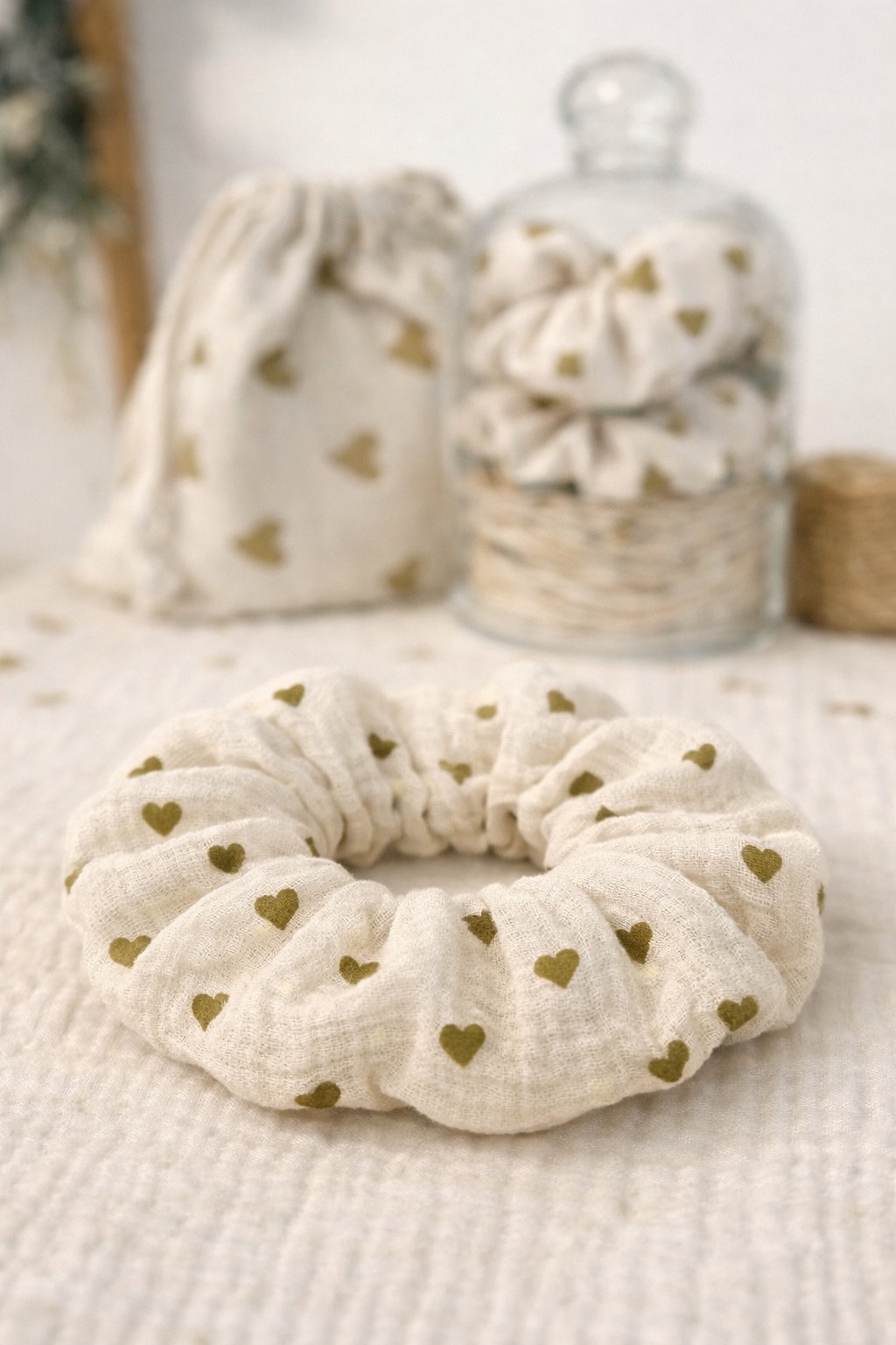 Chouchou en gaze de coton beige à motifs cœurs