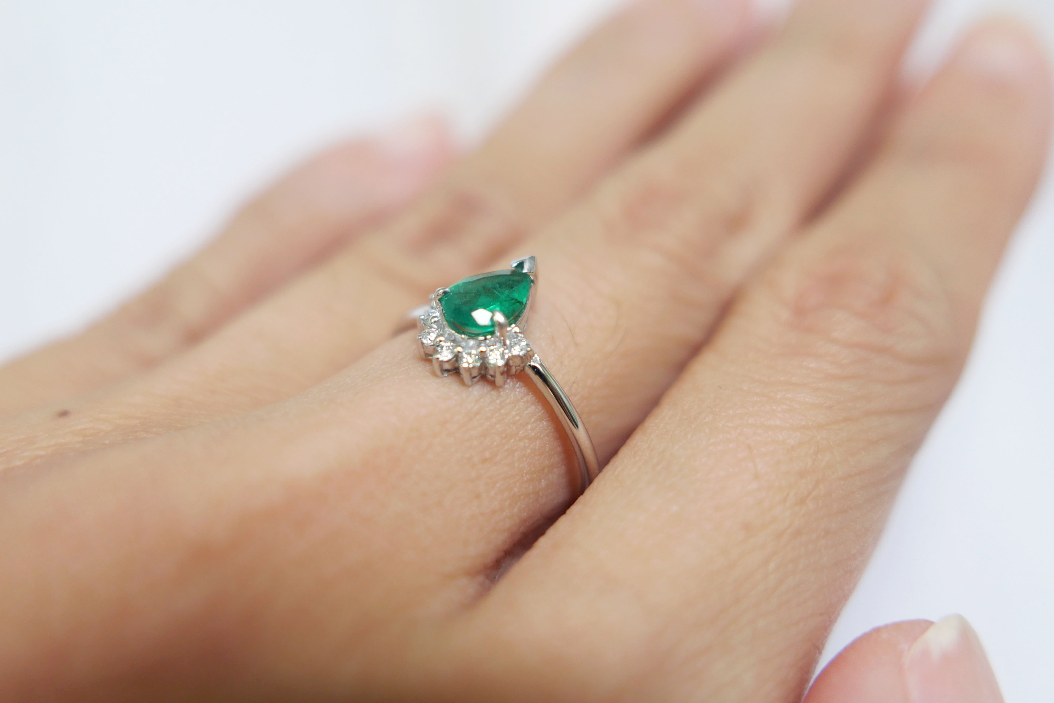 Pear-shaped Emerald with Diamond Crown