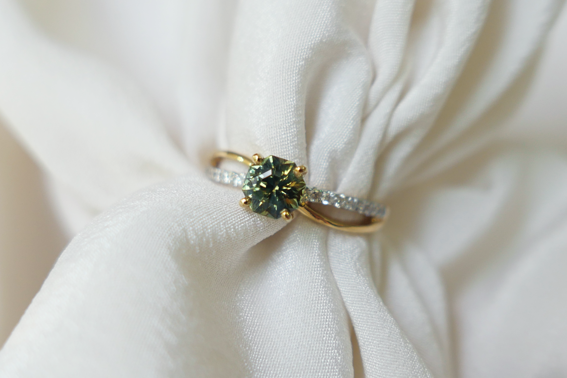 0.88ct Australian Green/Yellow Sapphire Ring