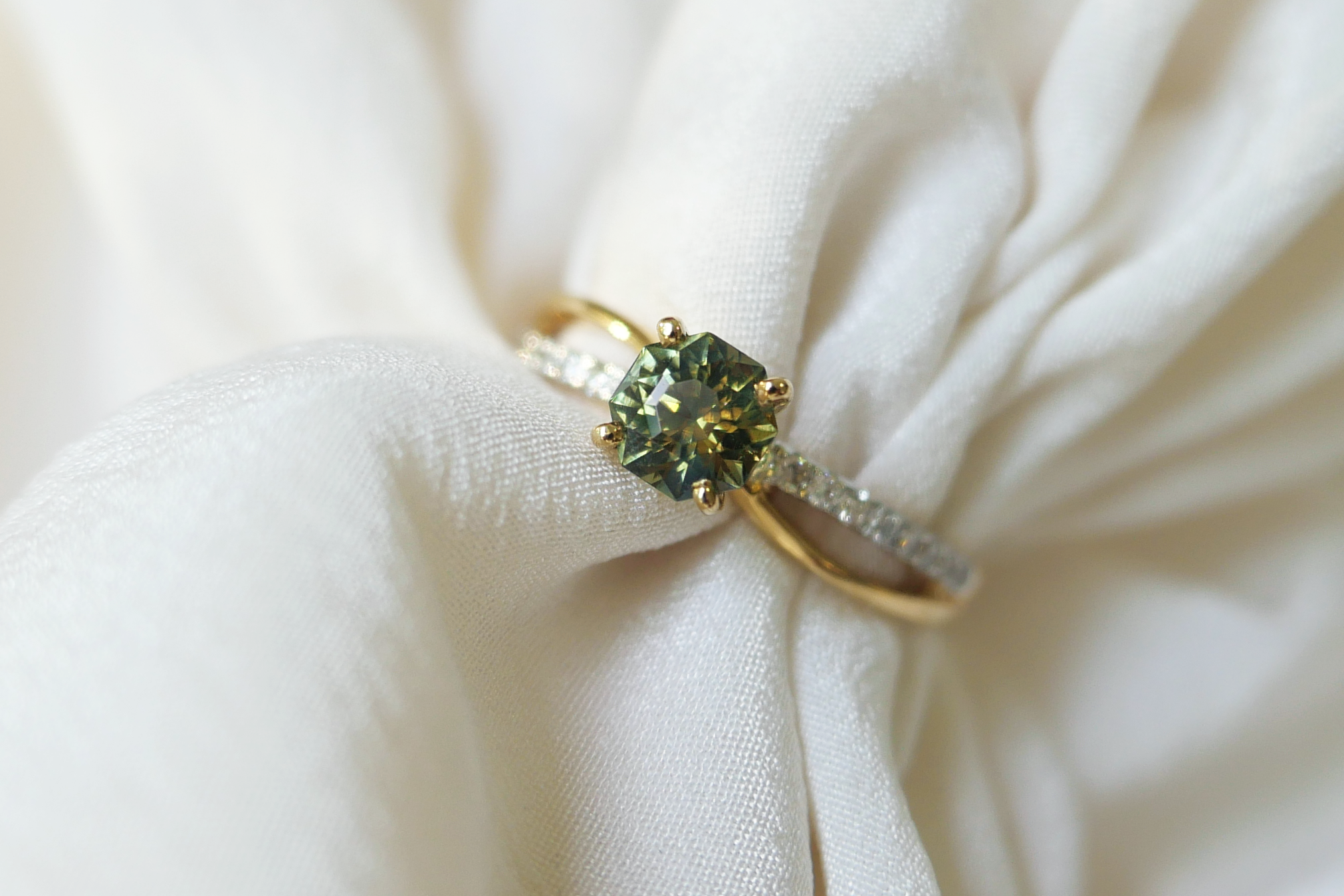 0.88ct Australian Green/Yellow Sapphire Ring