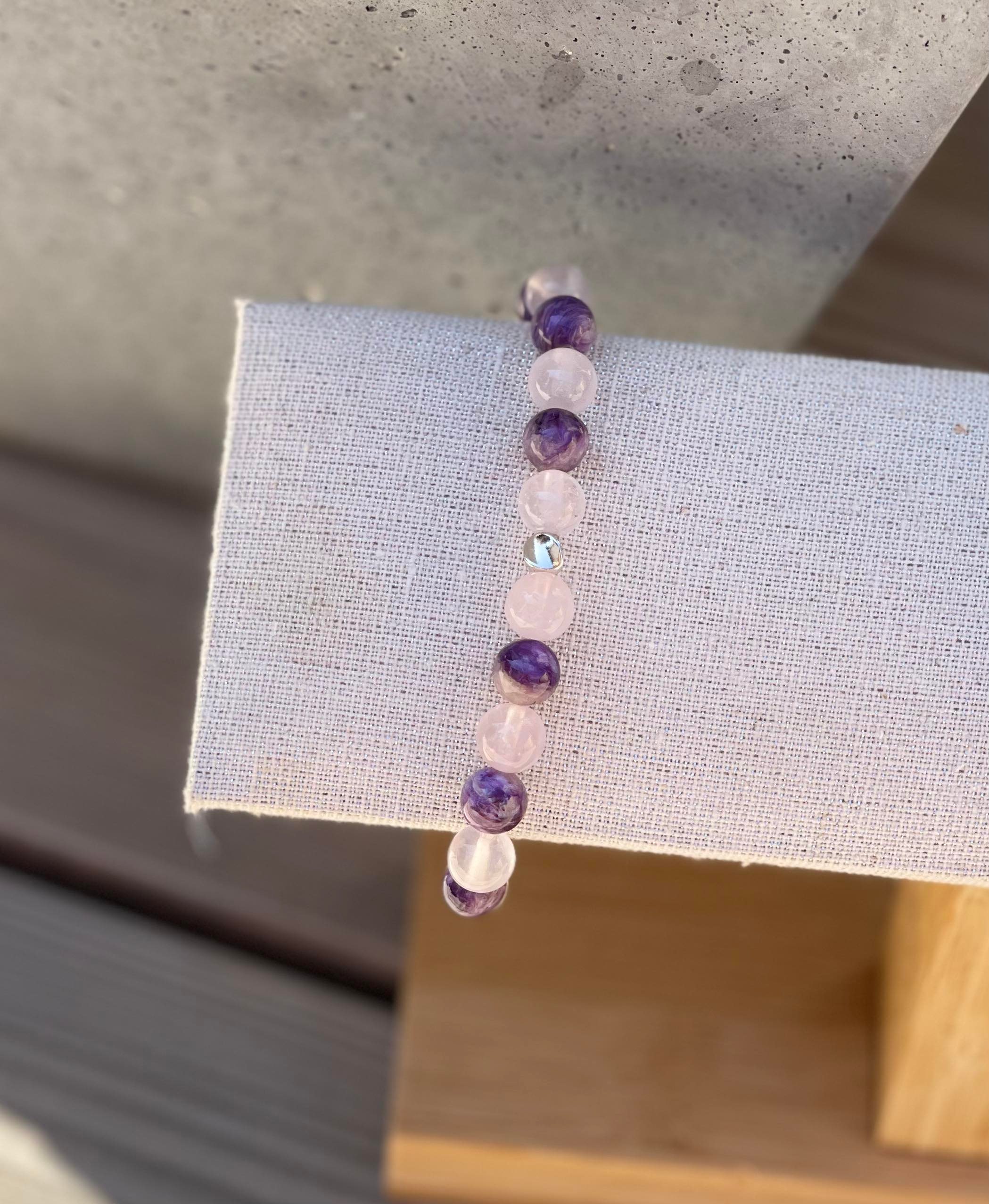 Bracelet énergétique en pierres naturelles Charoïte et Quartz rose