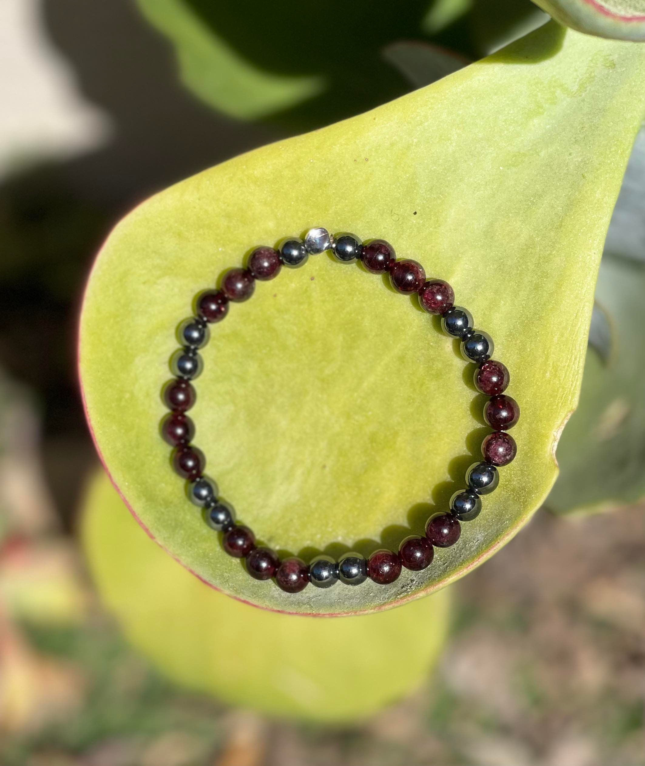 Bracelet énergétique en pierres naturelles Grenat et Hématite