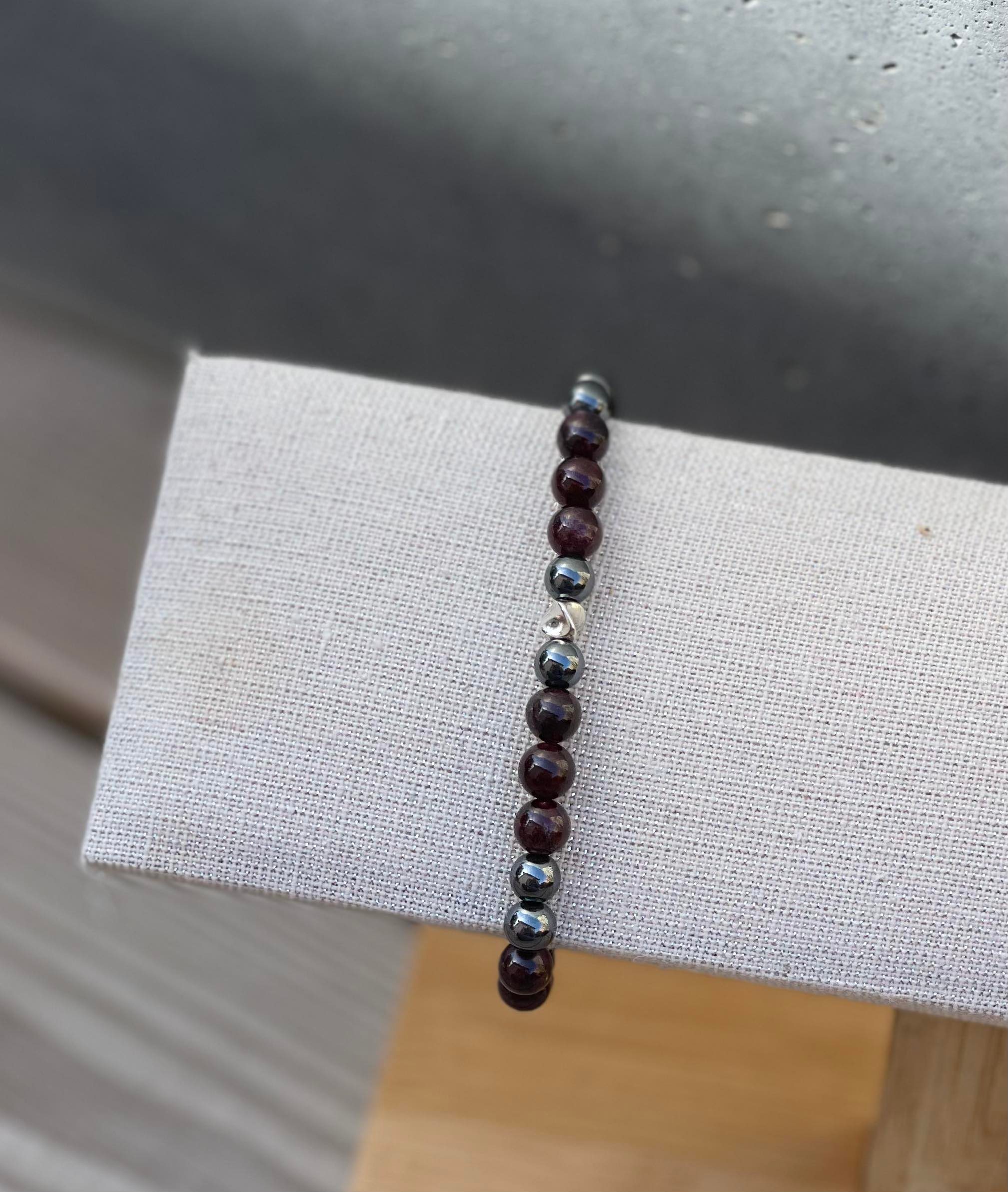 Bracelet énergétique en pierres naturelles Grenat et Hématite