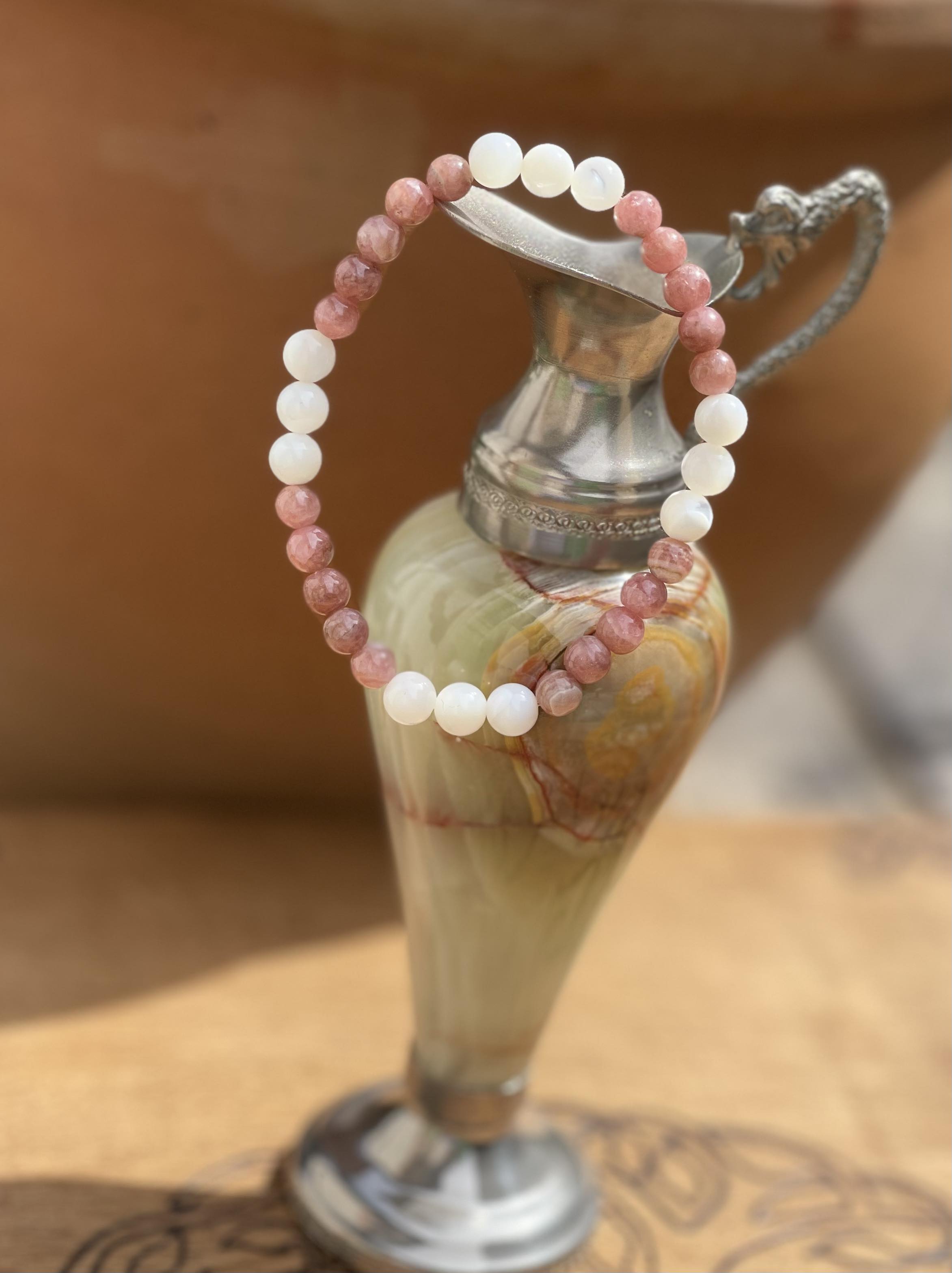 Bracelet énergétique en pierres naturelles Rhodocrosite et nacre