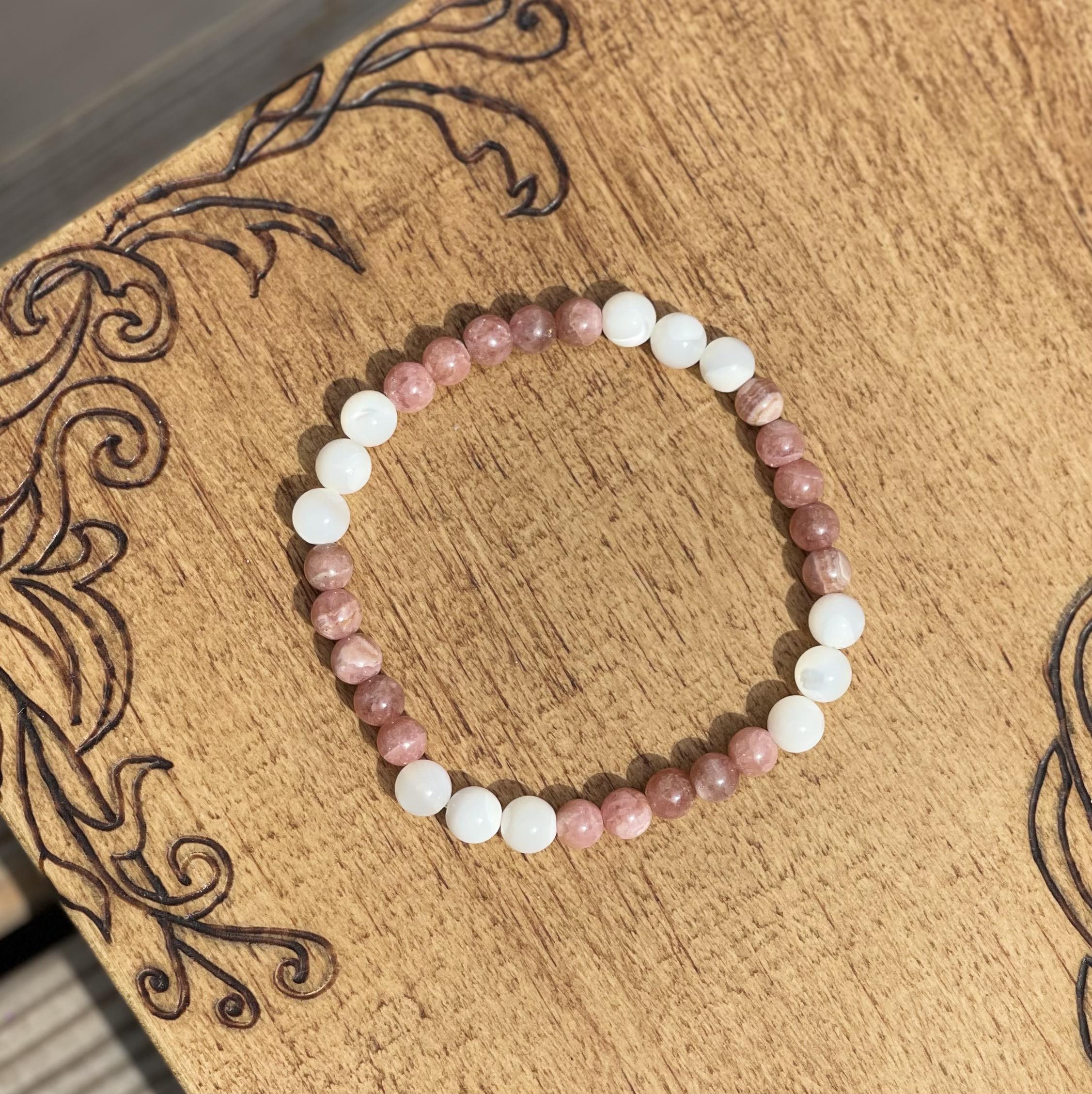 Bracelet énergétique en pierres naturelles Rhodocrosite et nacre