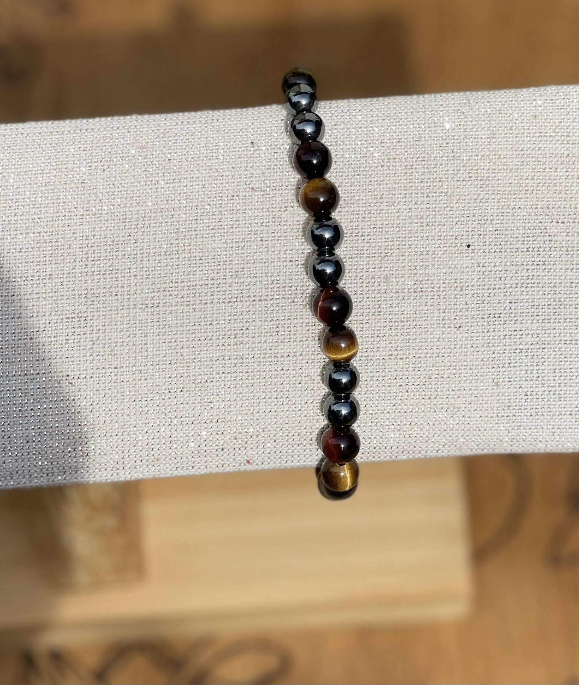 Bracelet énergétique en pierres naturelles Oeil de tigre, Oeil de taureau et Hématite