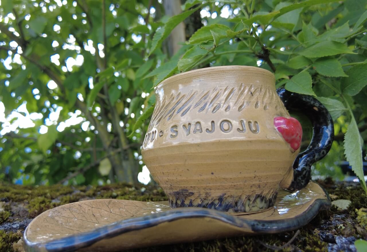 Puodelis su lėkštute "Myliu. Jaučiu. Gyvenu. Svajoju"