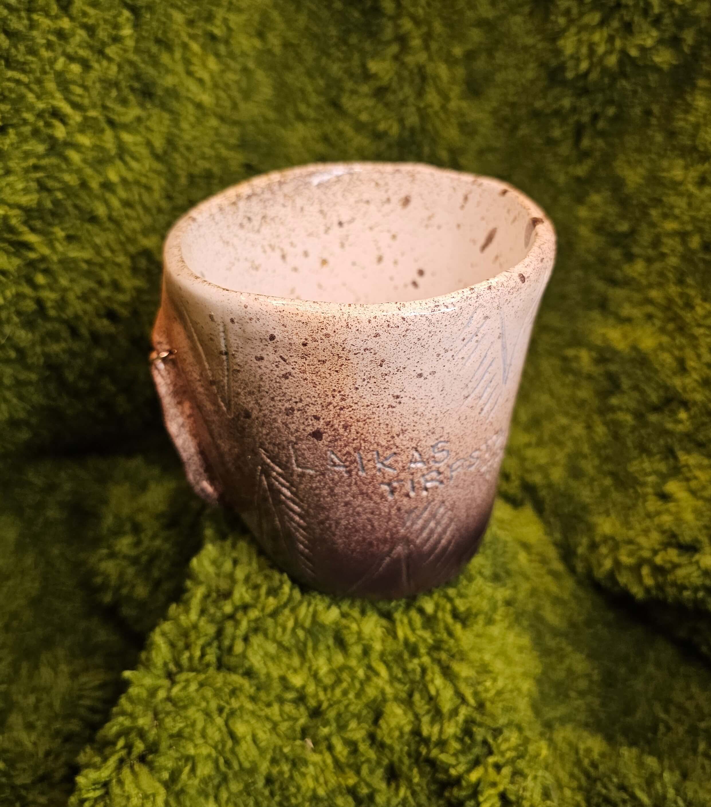 Puodelis  "Laikas Tirpsta Tarp Pirštų"