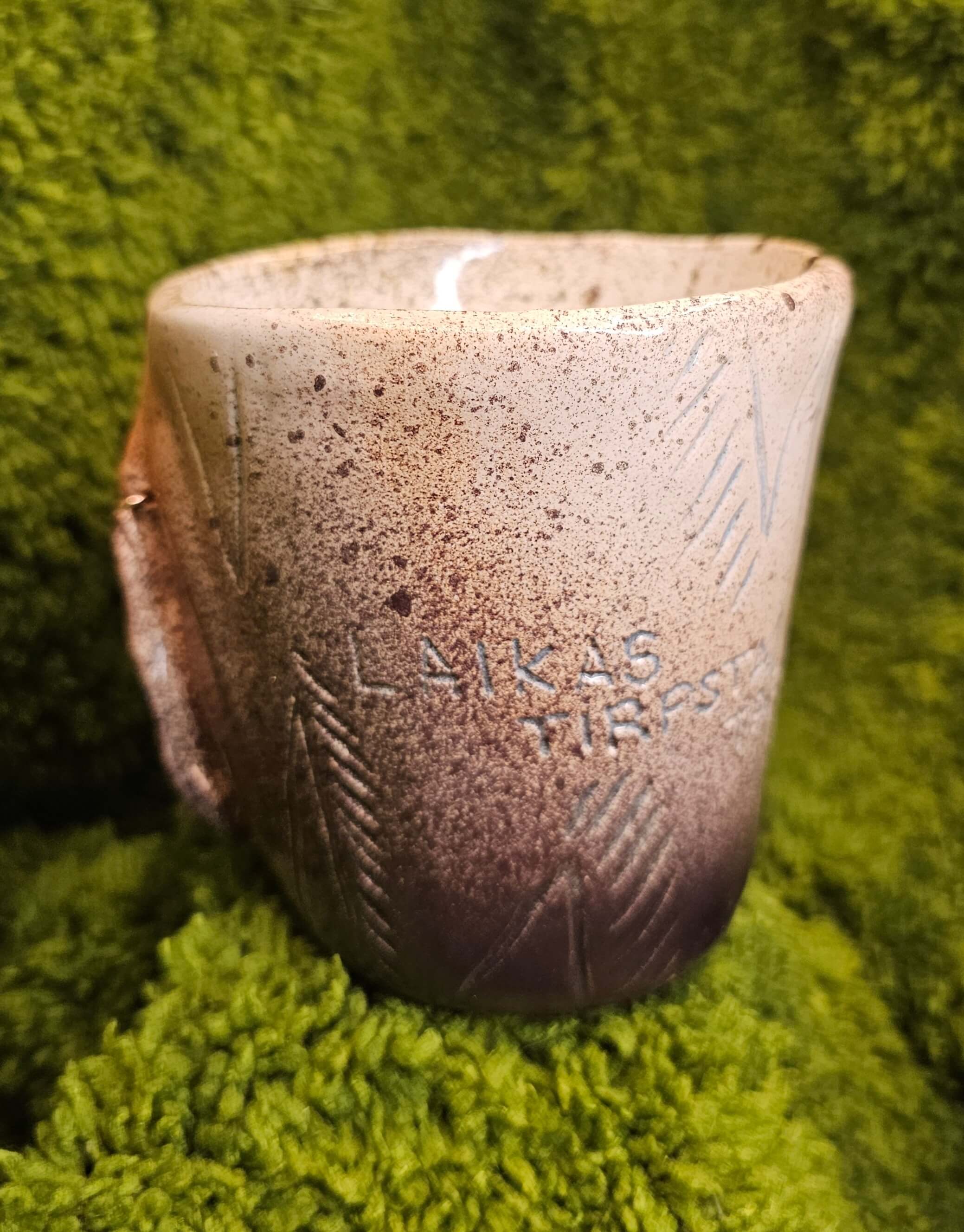 Puodelis  "Laikas Tirpsta Tarp Pirštų"