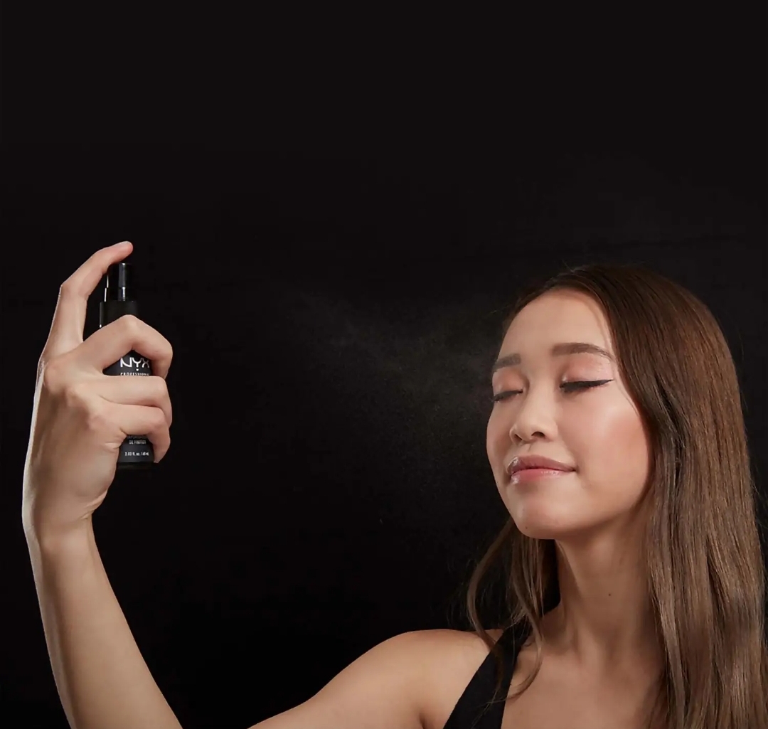  NYX Professional Makeup Setting Spray - Matte Finish/Long Lasting A mattifying setting spray that helps to extend the wear of makeup and diminish excess shine.