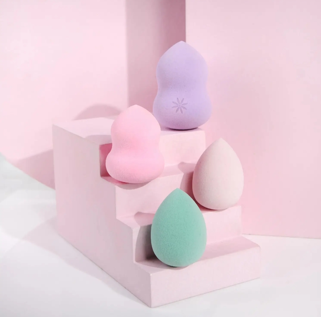 Brushworks HD Midi Sponge Set A four-piece makeup sponge set designed to apply liquid and powder formulations.