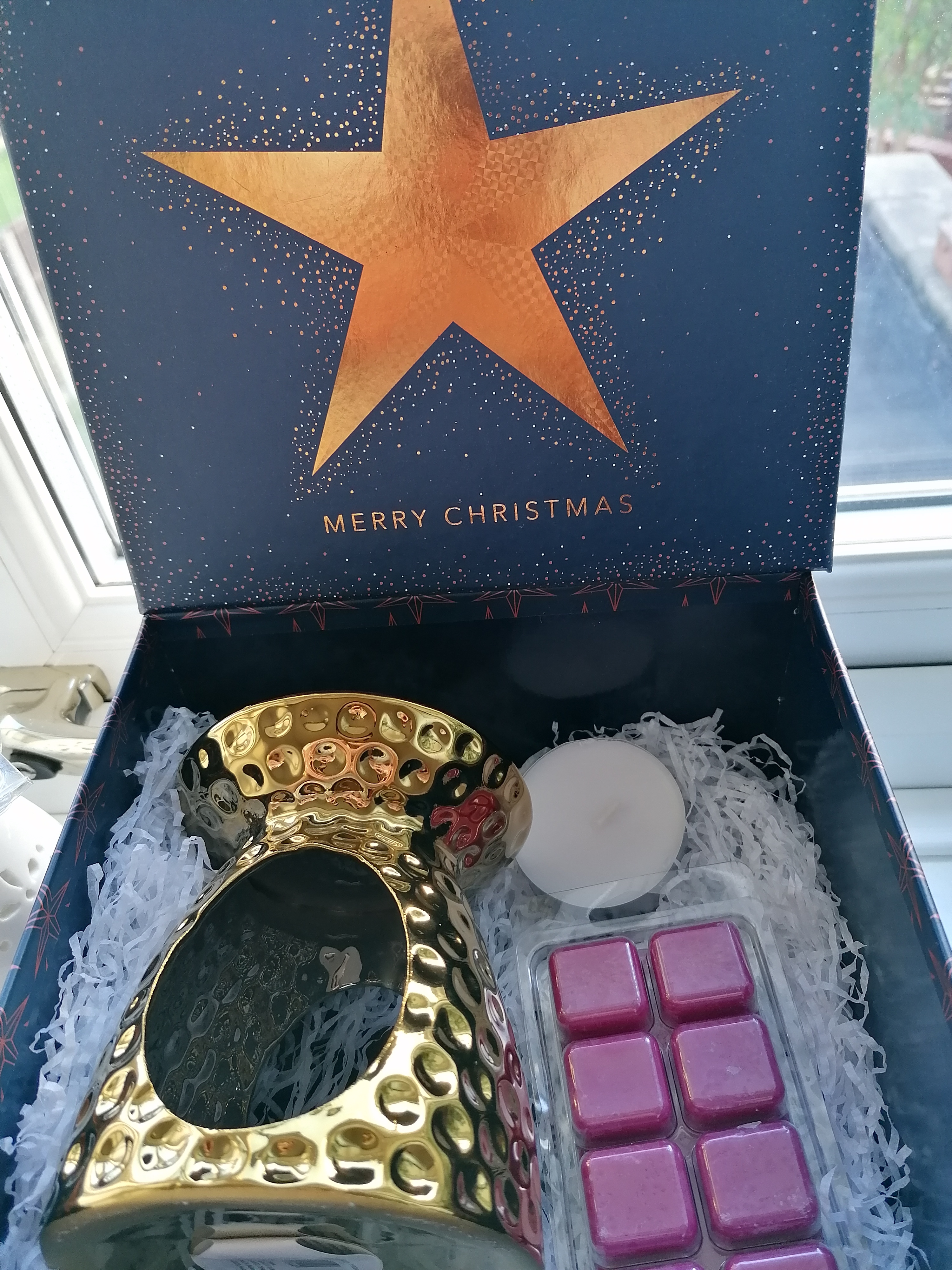 White and gold burner with wax melts and candle