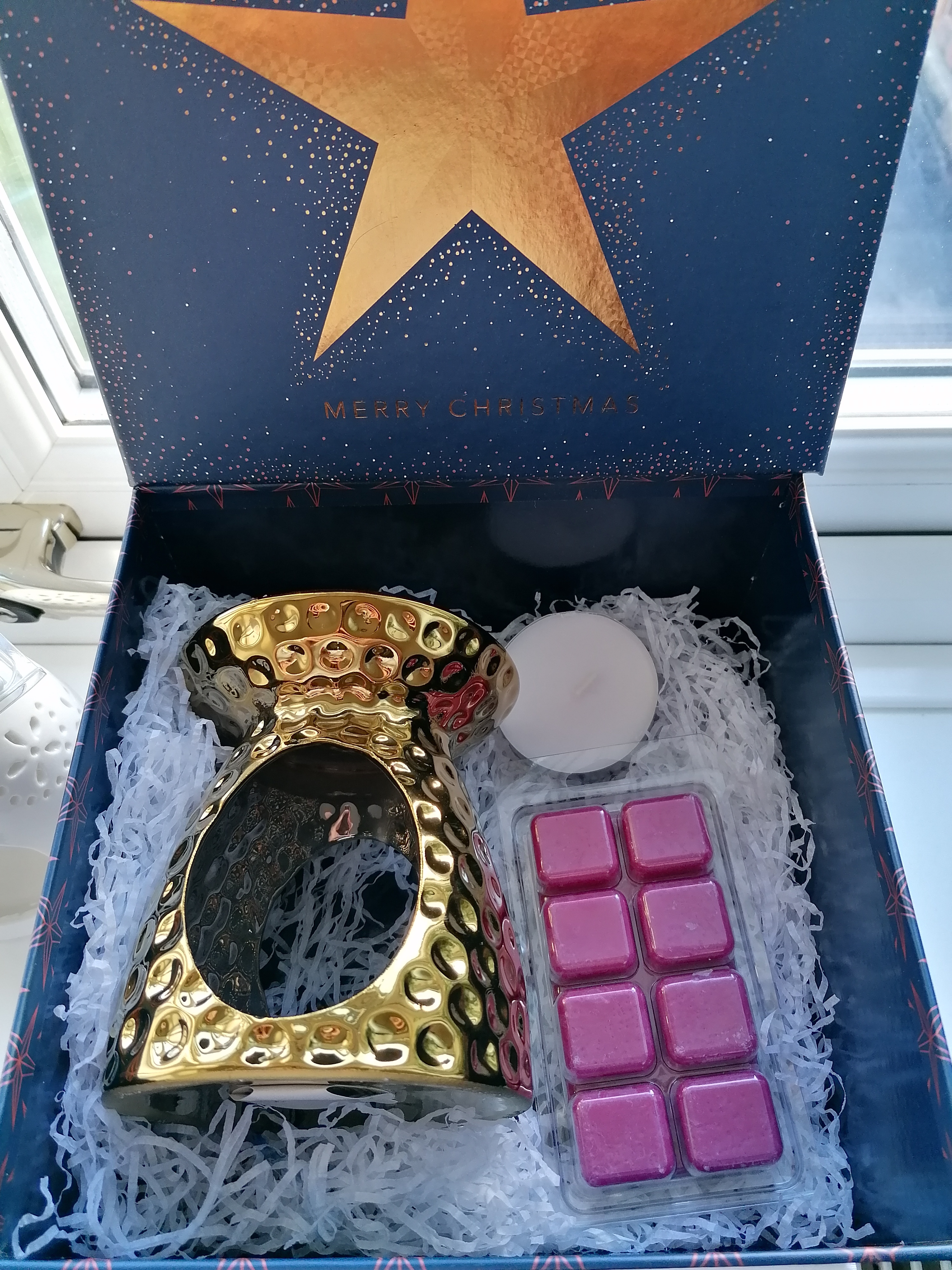 White and gold burner with wax melts and candle