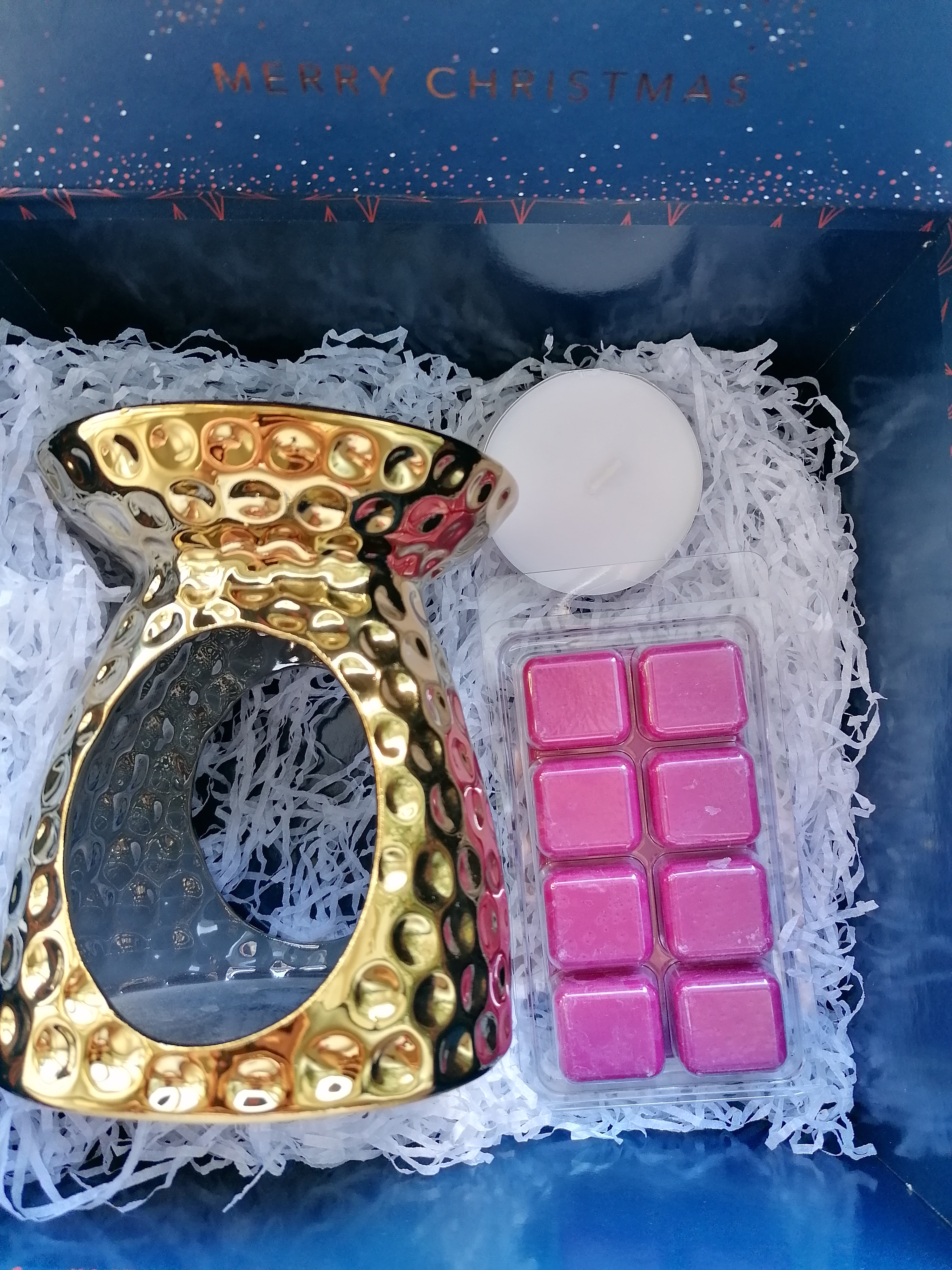 White and gold burner with wax melts and candle