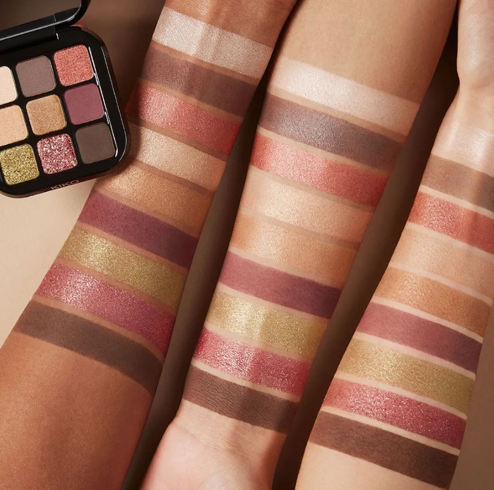 Palette with 9 eyeshadows in different finishes 03 burgundy notes