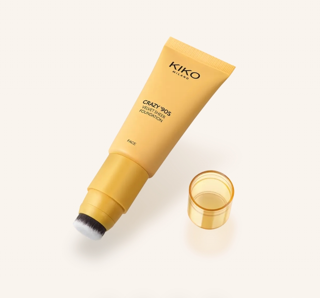 Natural and radiant-finish liquid foundation with brush 01 Porcelain,04 Caramel