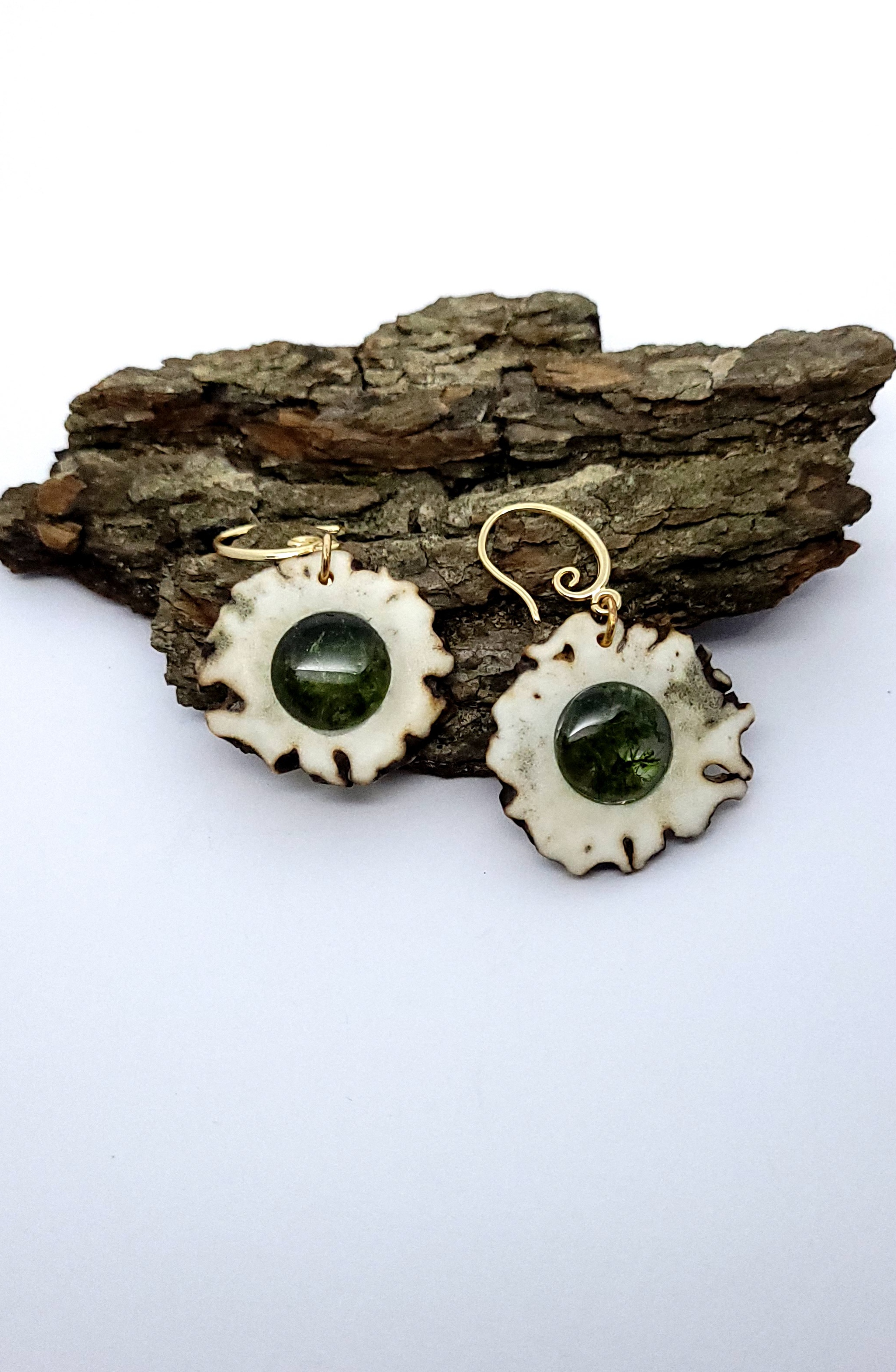 Auskarai iš tauriojo elnio rago / Earrings of red deer antler