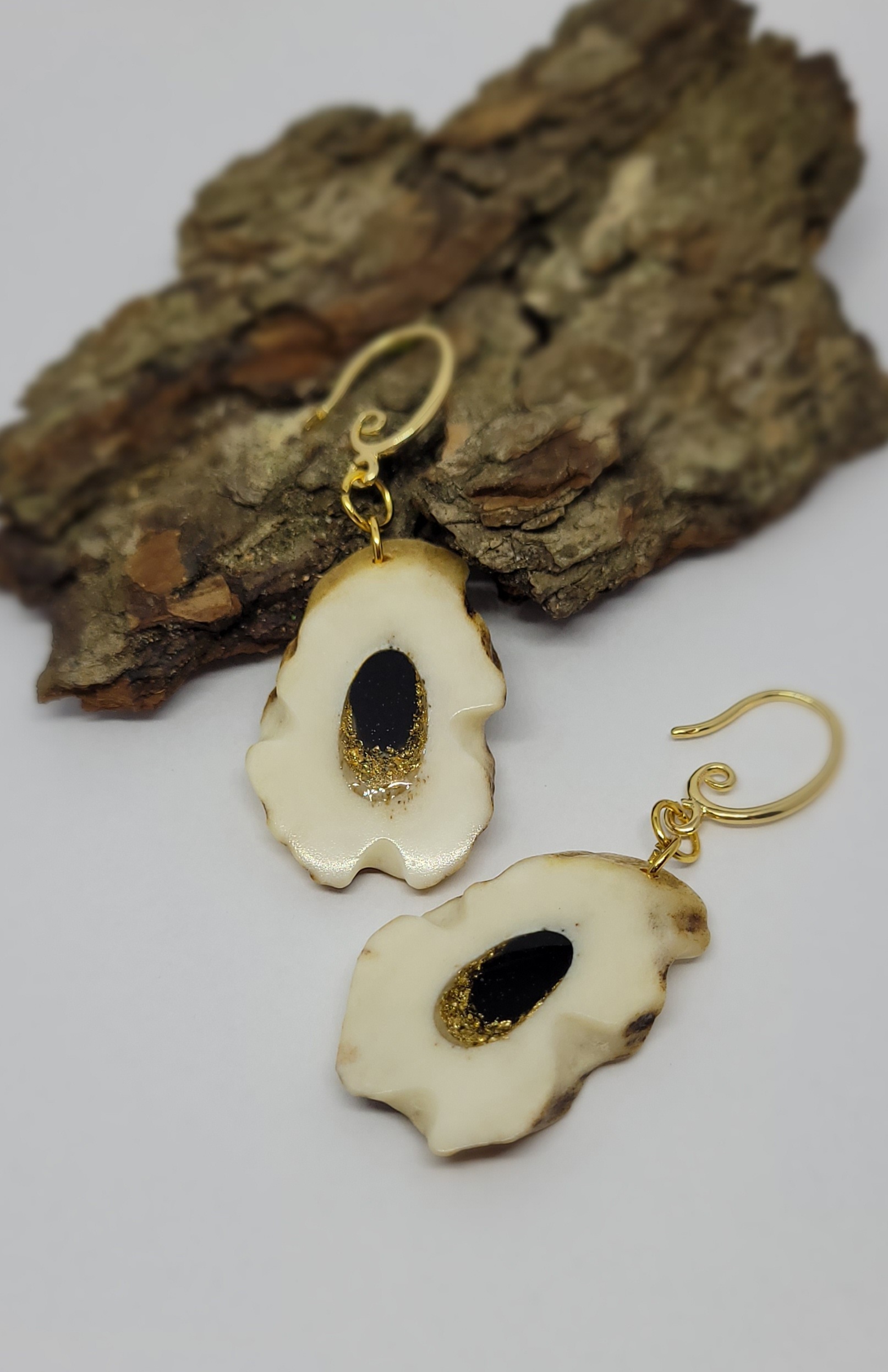 Auskarai iš tauriojo elnio rago / Red deer antler earrings