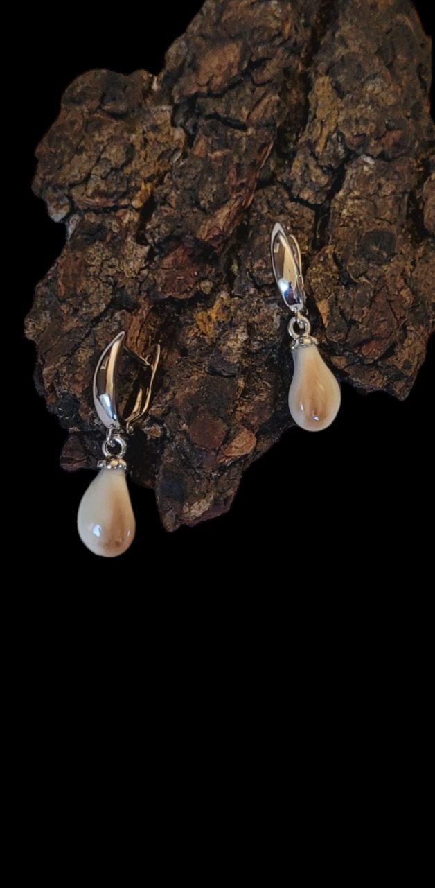 Auskarai iš tauriojo elnio dantų ,,perlų" / Earrings of red deer teeth ,,pearls"