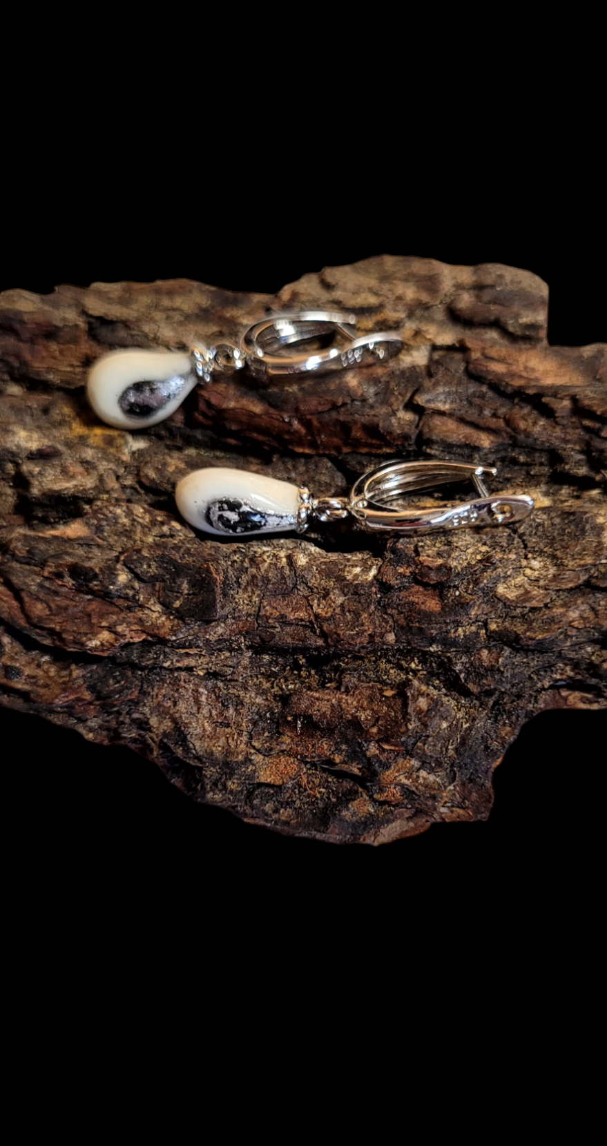 Auskarai iš tauriojo elnio dantų ,,perlų" / Earrings of red deer teeth ,,pearls"