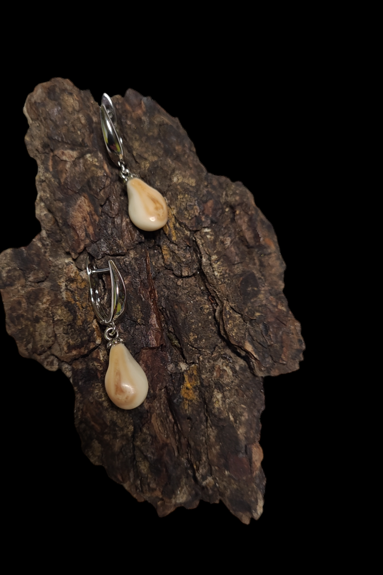 Auskarai iš tauriojo elnio dantų ,,perlų" / Earrings of red deer teeth ,,pearls"