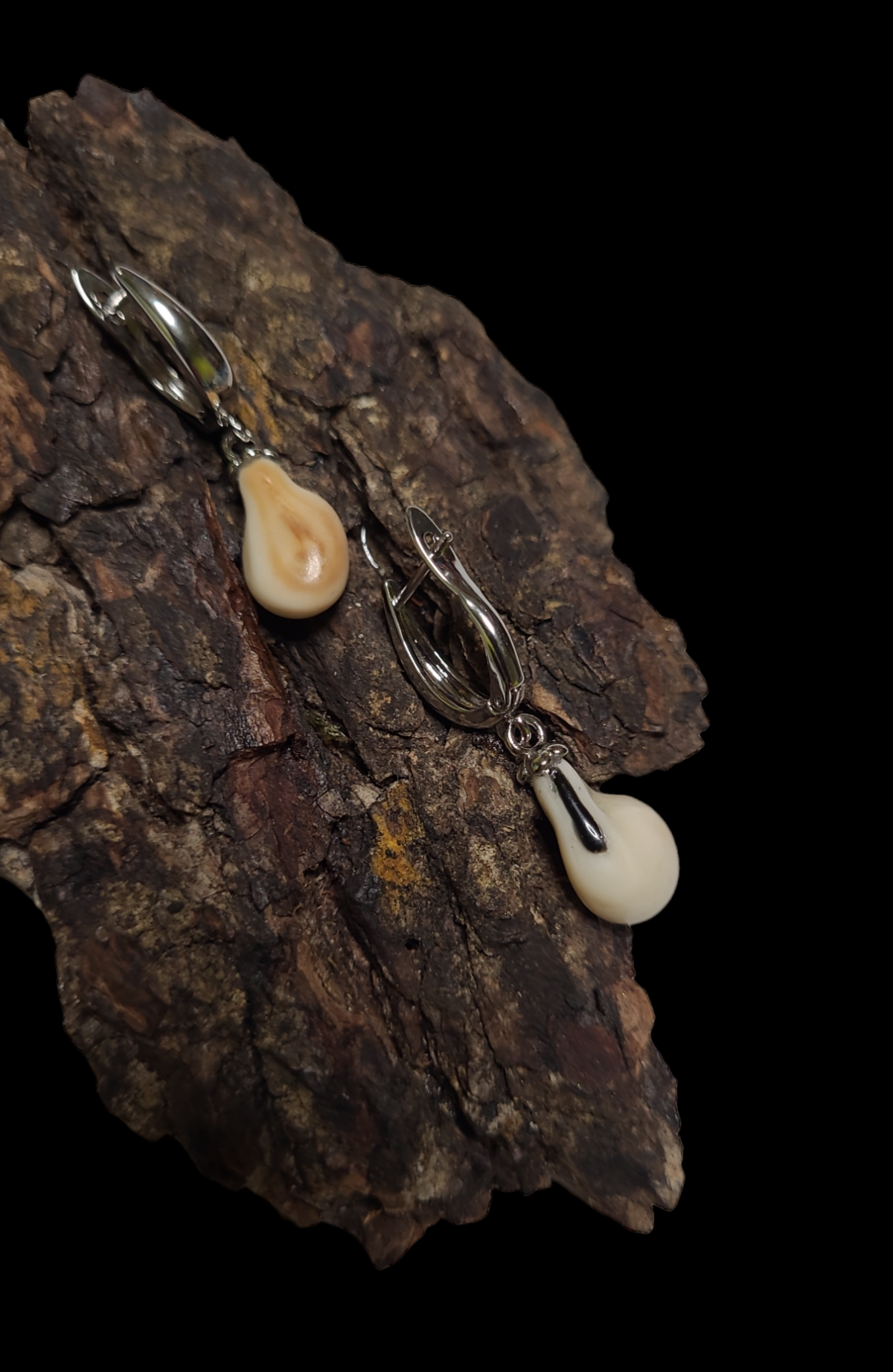 Auskarai iš tauriojo elnio dantų ,,perlų" / Earrings of red deer teeth ,,pearls"