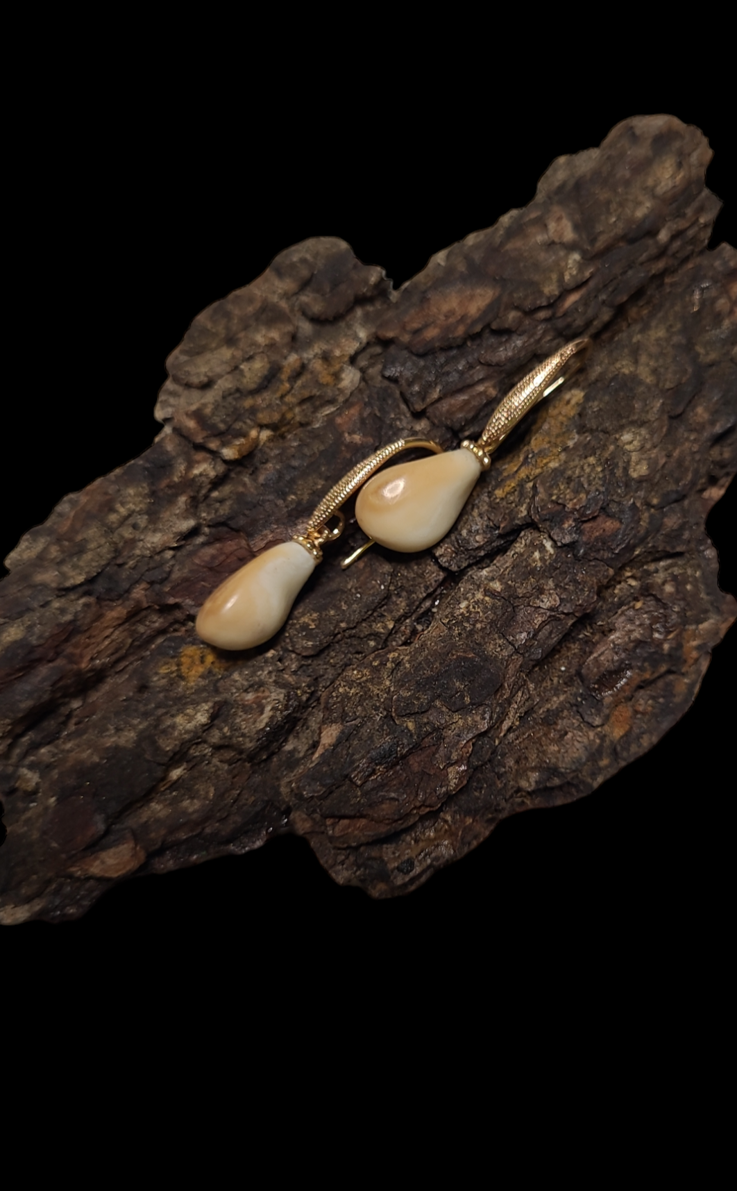 Auskarai iš tauriojo elnio dantų ,,perlų" / Earrings of red deer teeth ,,pearls"