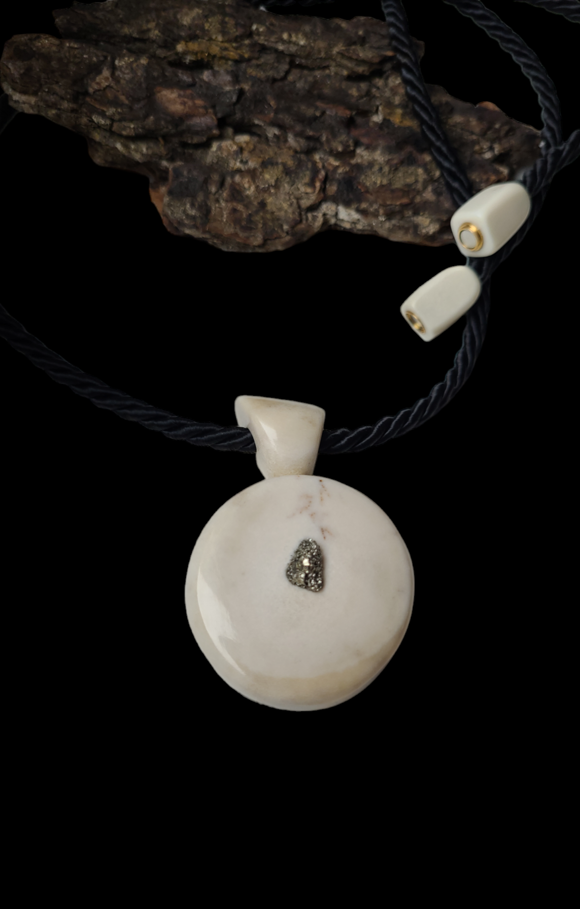 Kaklo papuošalas iš briedžio rago /Necklace of moose antler