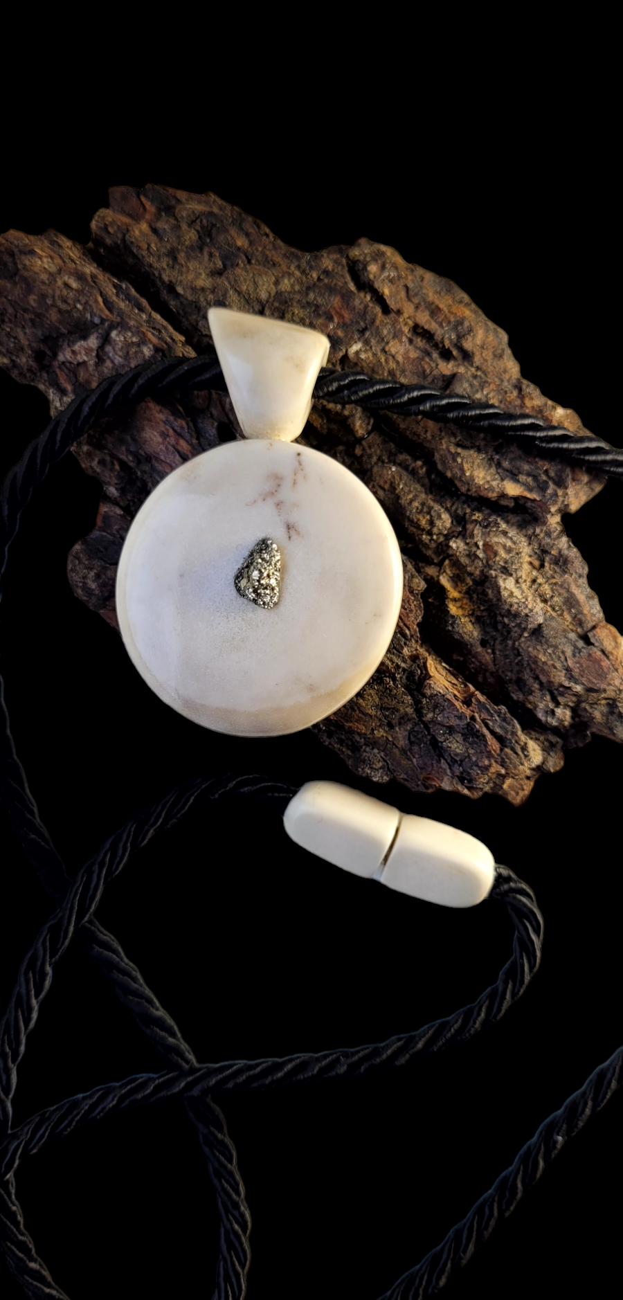Kaklo papuošalas iš briedžio rago /Necklace of moose antler