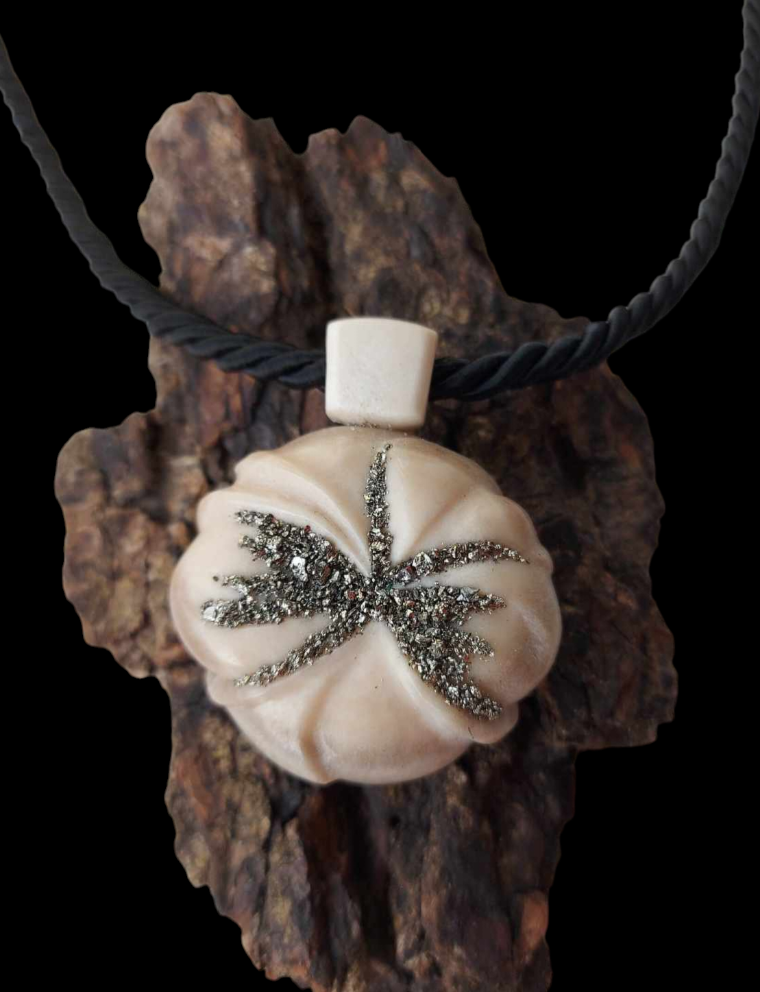 Kaklo papuošalas iš briedžio rago / Necklace of moose antler