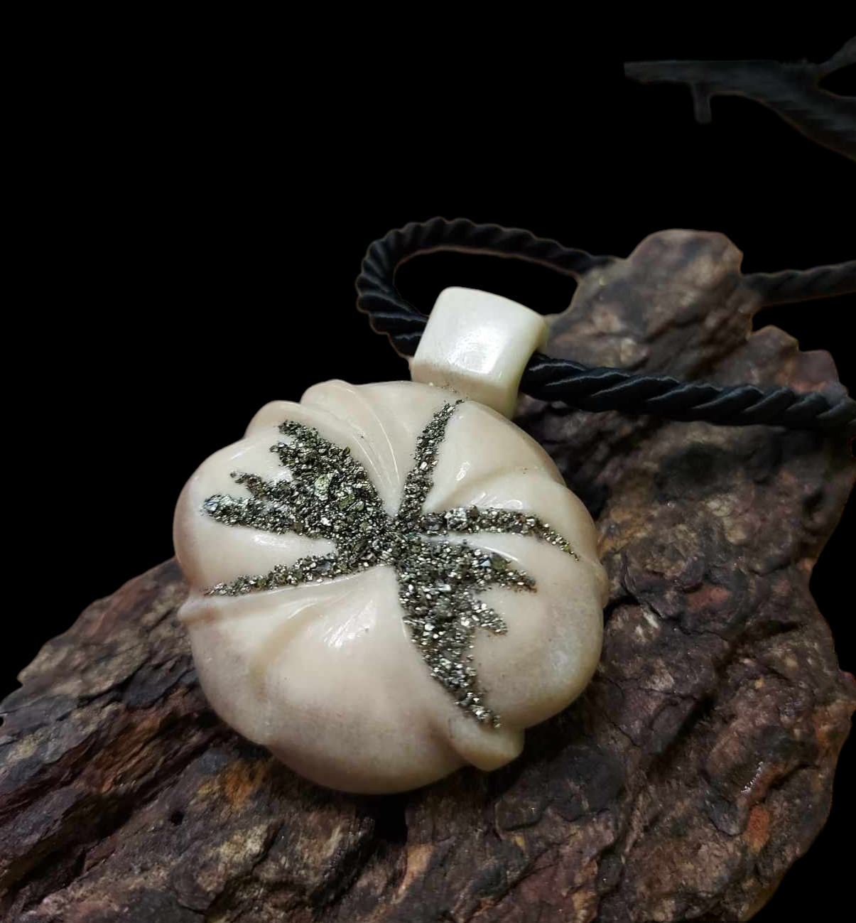 Kaklo papuošalas iš briedžio rago / Necklace of moose antler