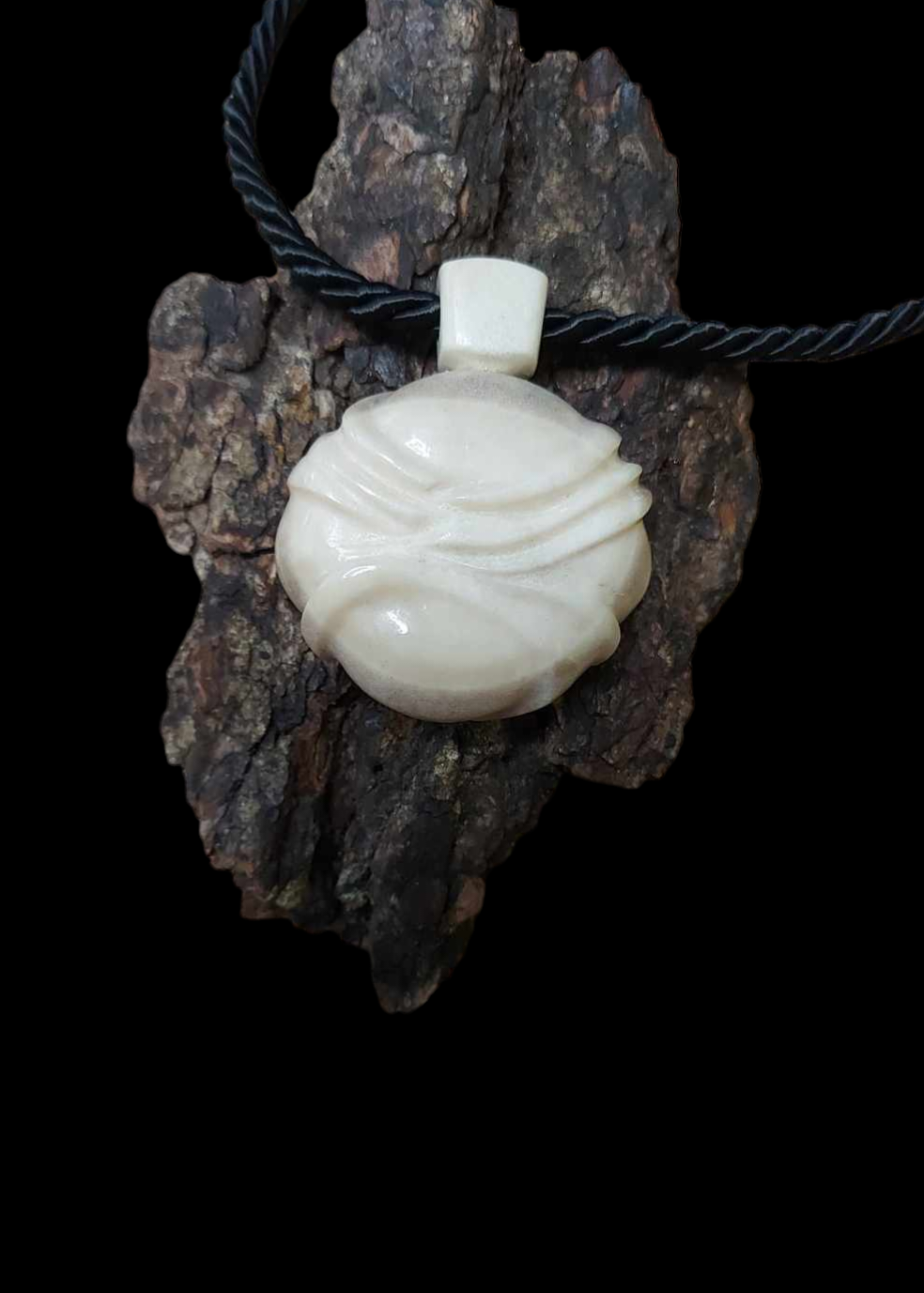 Kaklo papuošalas iš briedžio rago / Necklace of moose antler