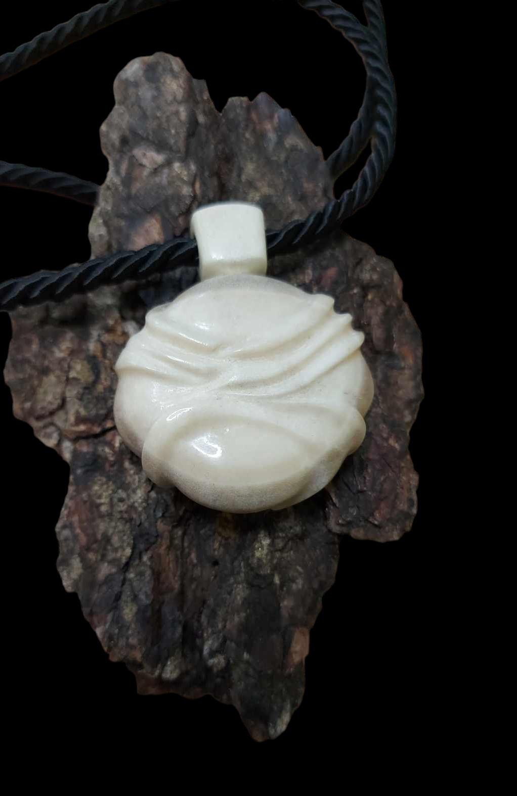 Kaklo papuošalas iš briedžio rago / Necklace of moose antler