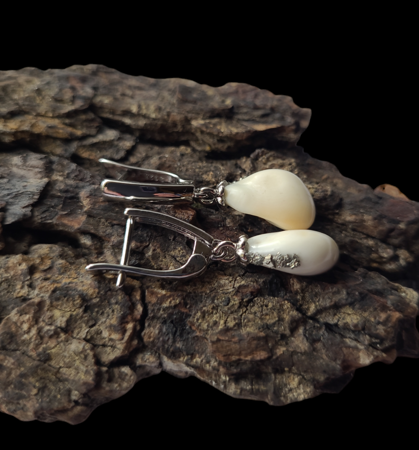 Auskarai iš tauriojo elnio dantų – „perlų" / Earrings of red deer teeth – „pearls"