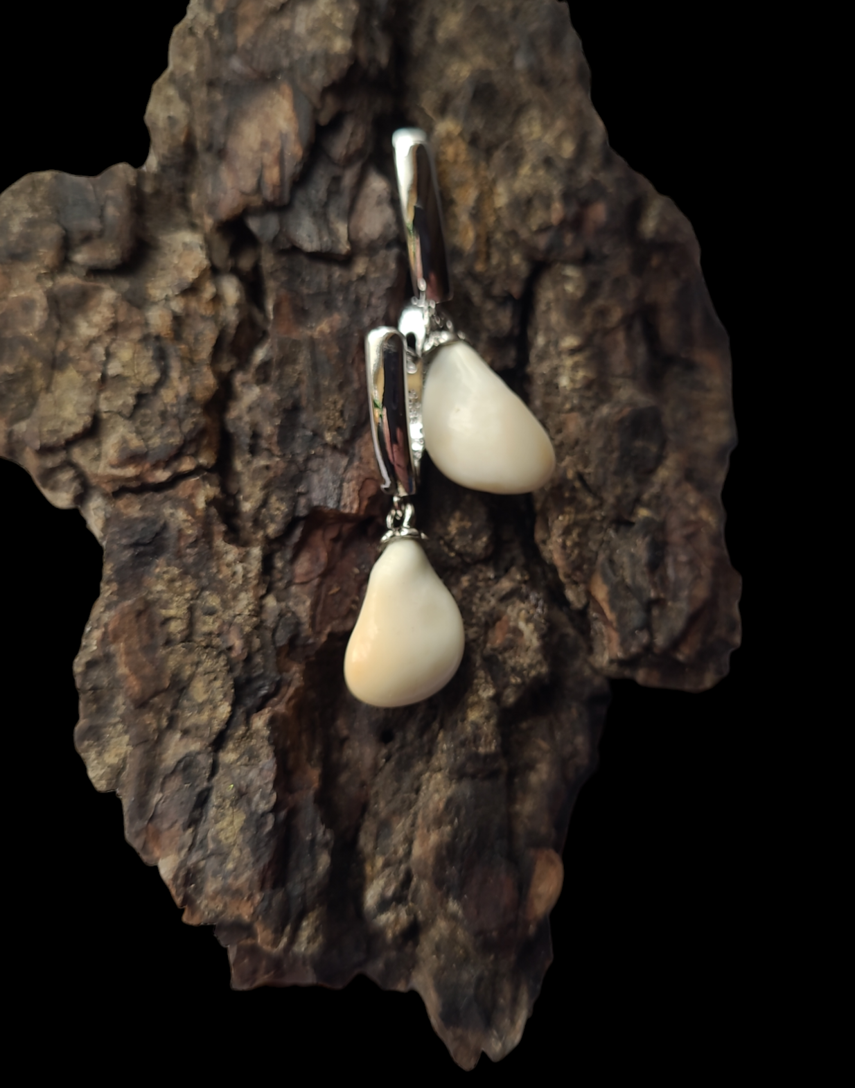 Auskarai iš tauriojo elnio dantų – „perlų" / Earrings of red deer teeth – „pearls"