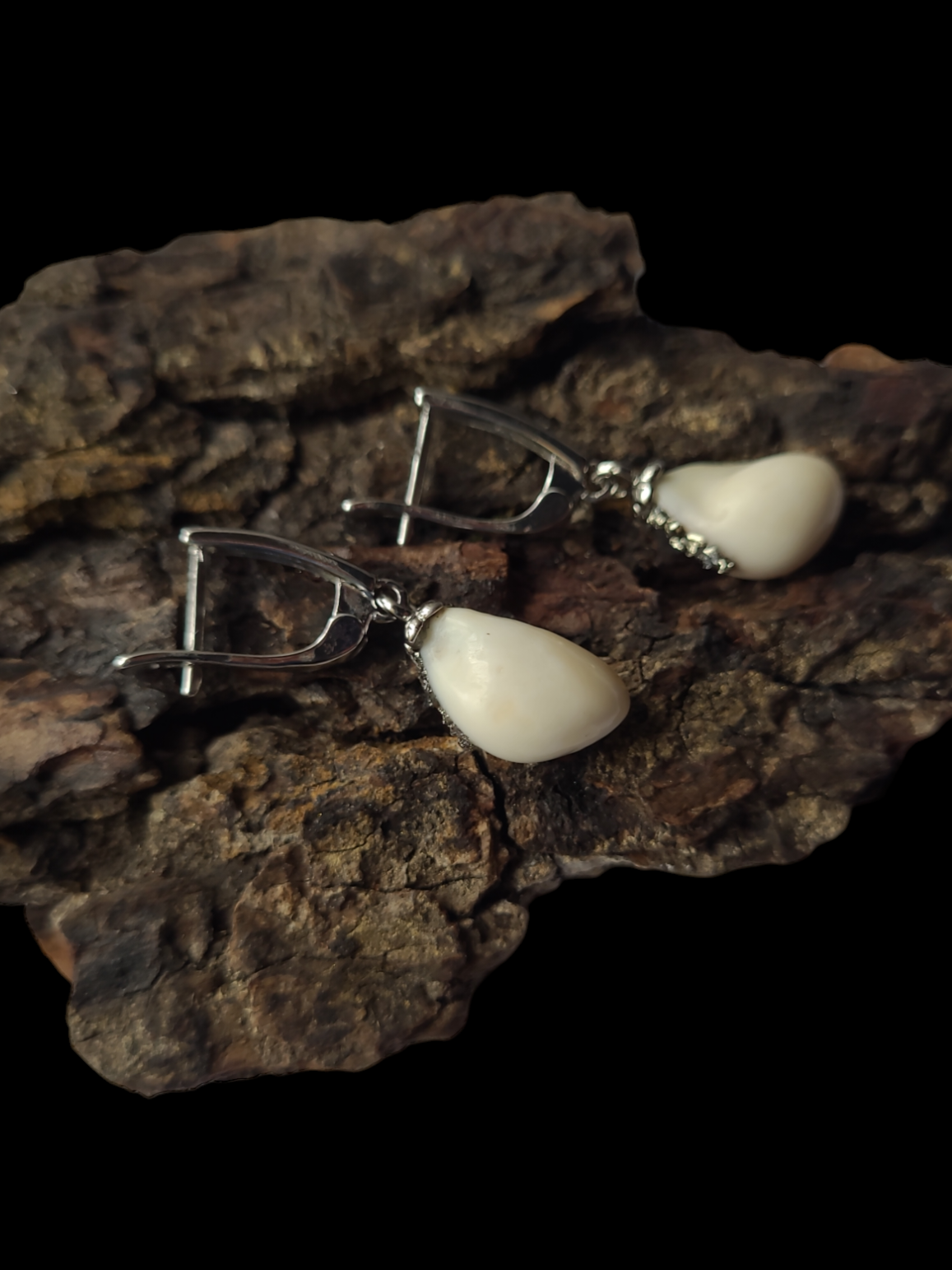 Auskarai iš tauriojo elnio dantų – „perlų" / Earrings of red deer teeth – „pearls"