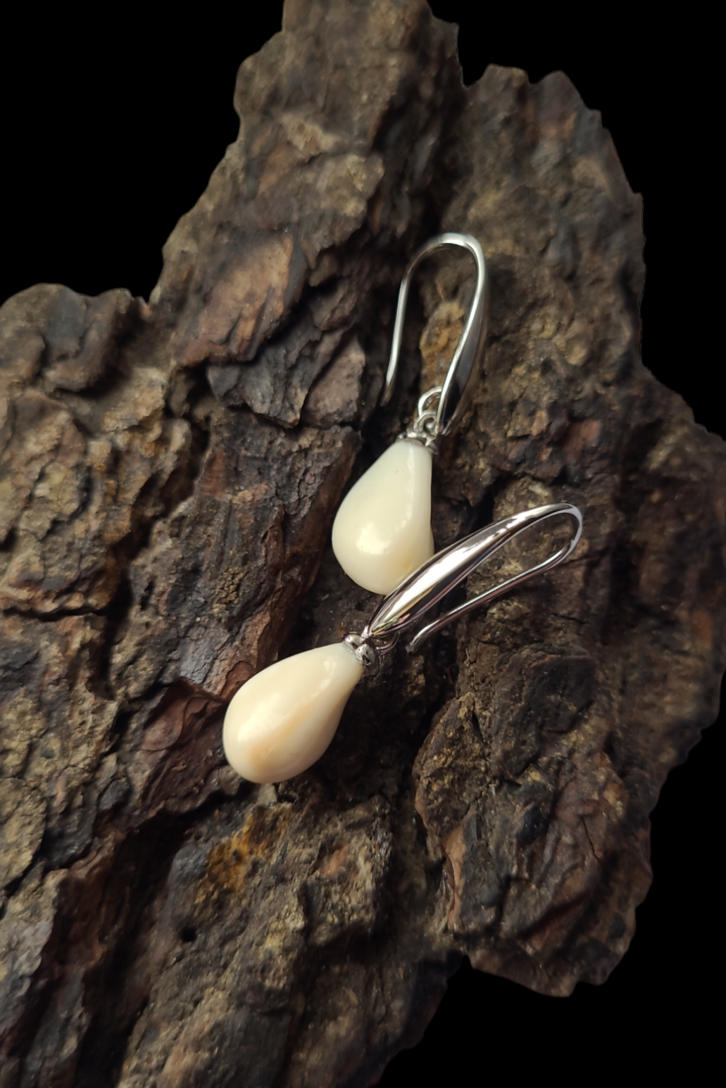 Auskarai iš tauriojo elnio dantų –„perlų / Earrings of red deer teeth – „pearls"