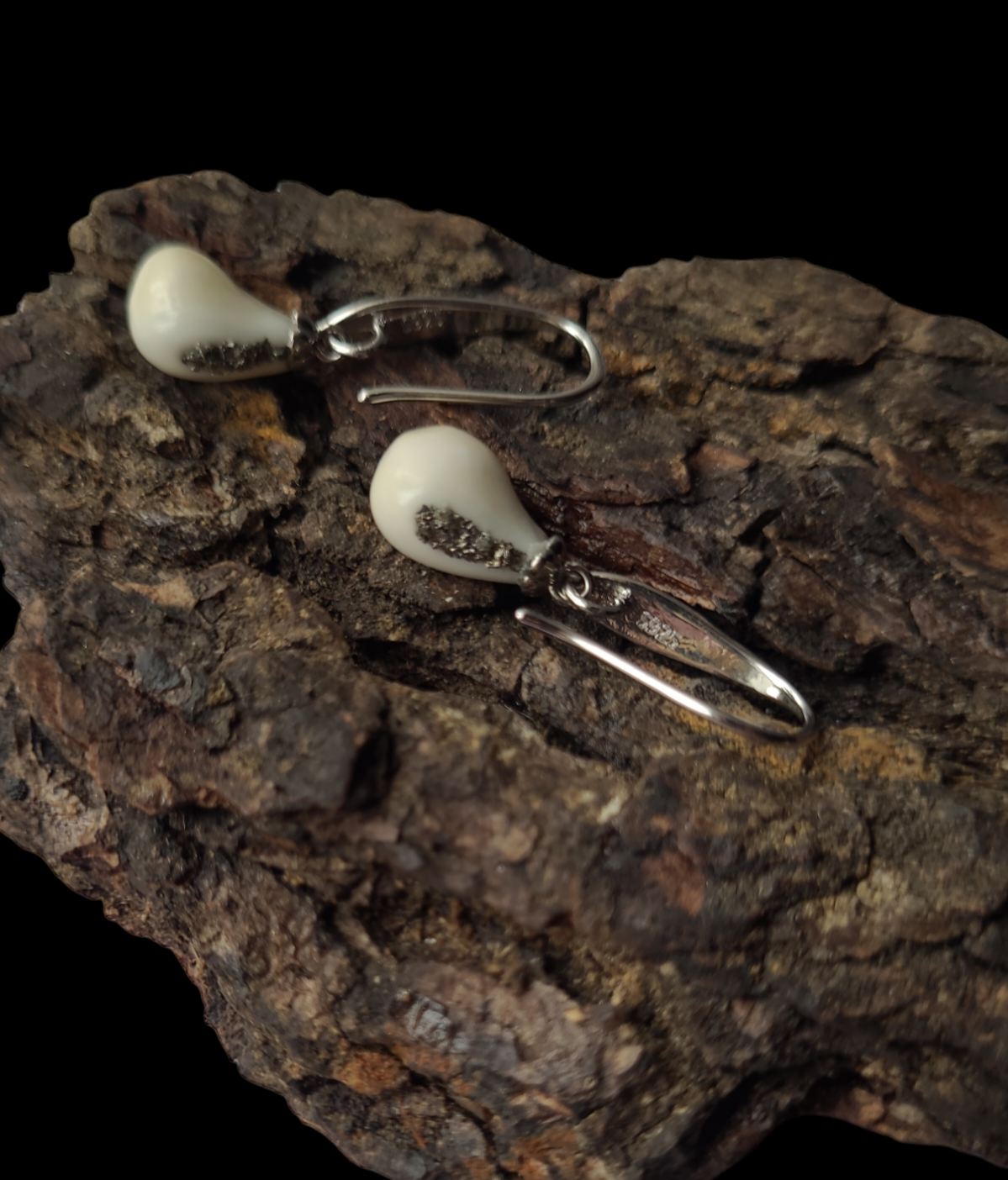 Auskarai iš tauriojo elnio dantų –„perlų / Earrings of red deer teeth – „pearls"
