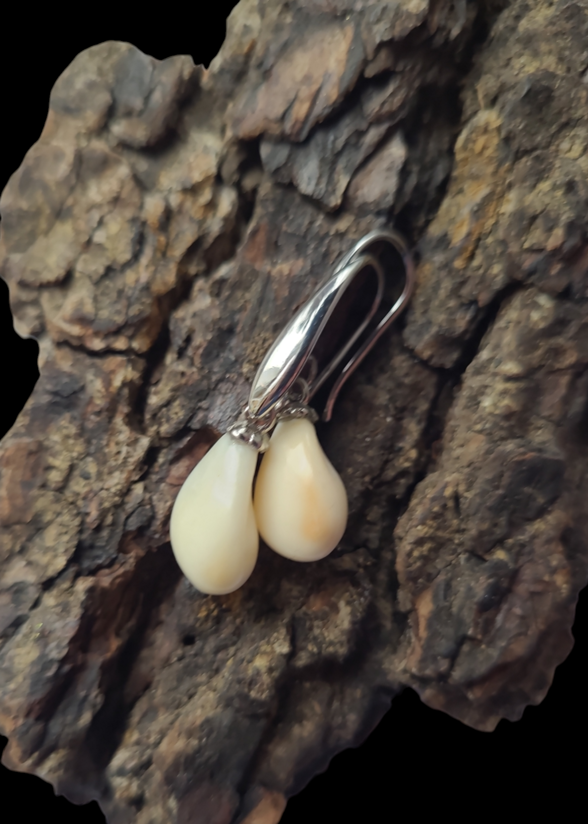Auskarai iš tauriojo elnio dantų –„perlų / Earrings of red deer teeth – „pearls"