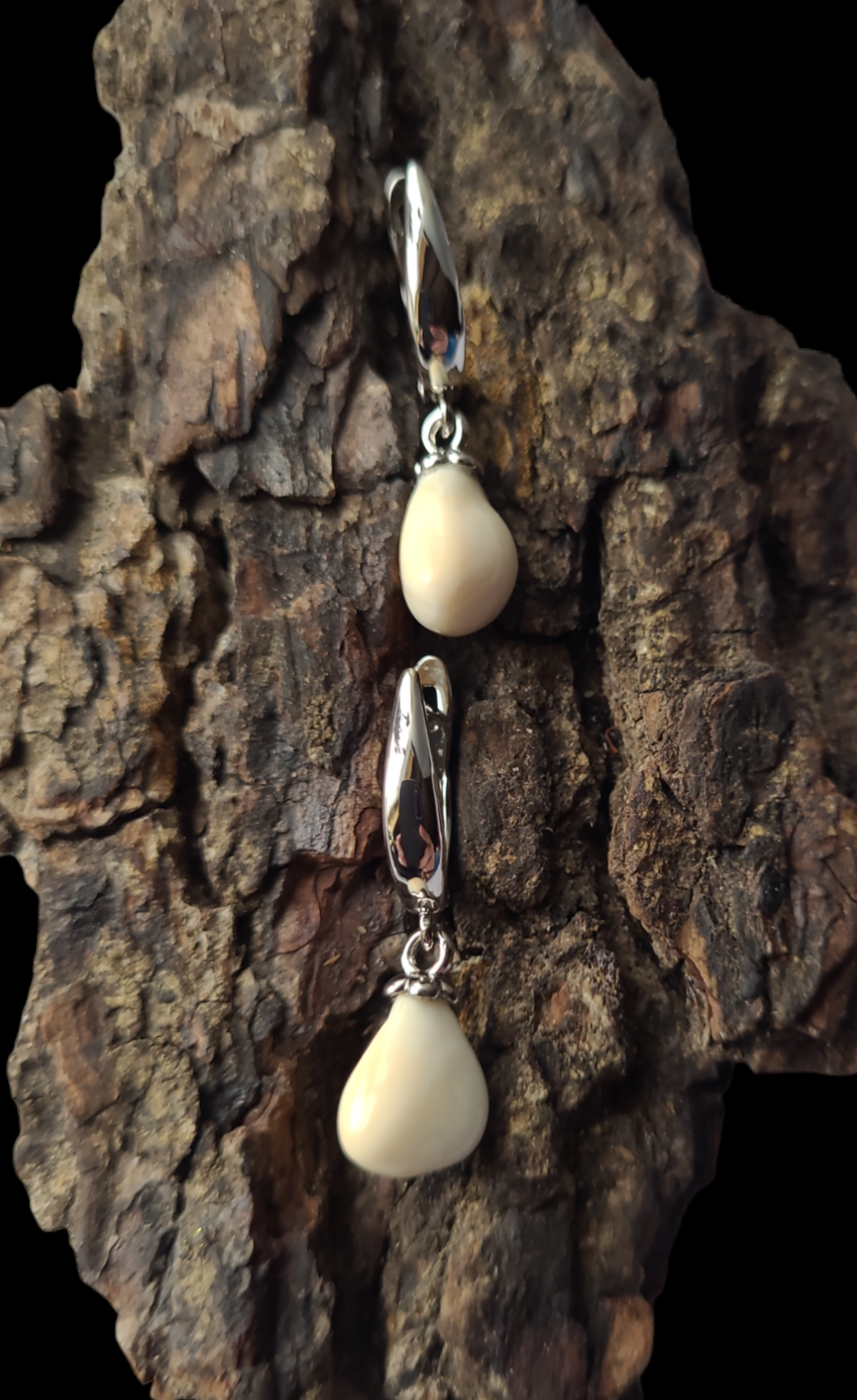 Auskarai iš tauriojo elnio dantų – „perlų" / The earrings of red deer teeth – ,,pearls"