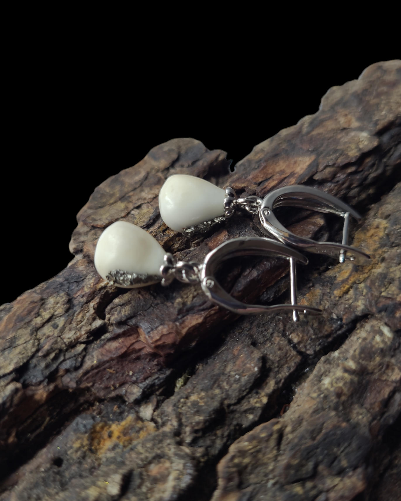 Auskarai iš tauriojo elnio dantų – „perlų" / The earrings of red deer teeth – ,,pearls"