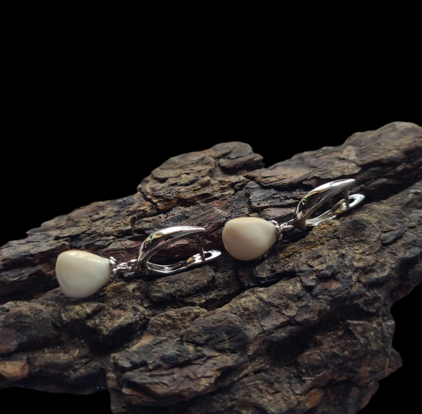 Auskarai iš tauriojo elnio dantų – „perlų" / The earrings of red deer teeth – ,,pearls"