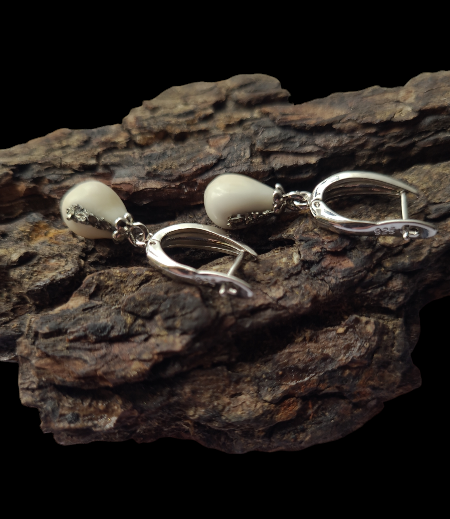Auskarai iš tauriojo elnio dantų – „perlų" / The earrings of red deer teeth – ,,pearls"