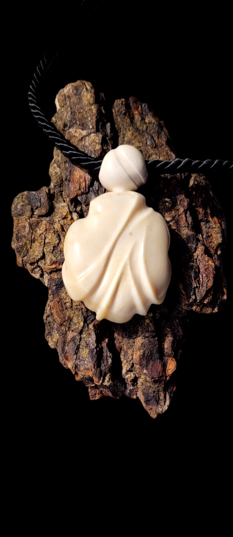 Kaklo papuošalas iš briedžio rago / The necklace of moose antler