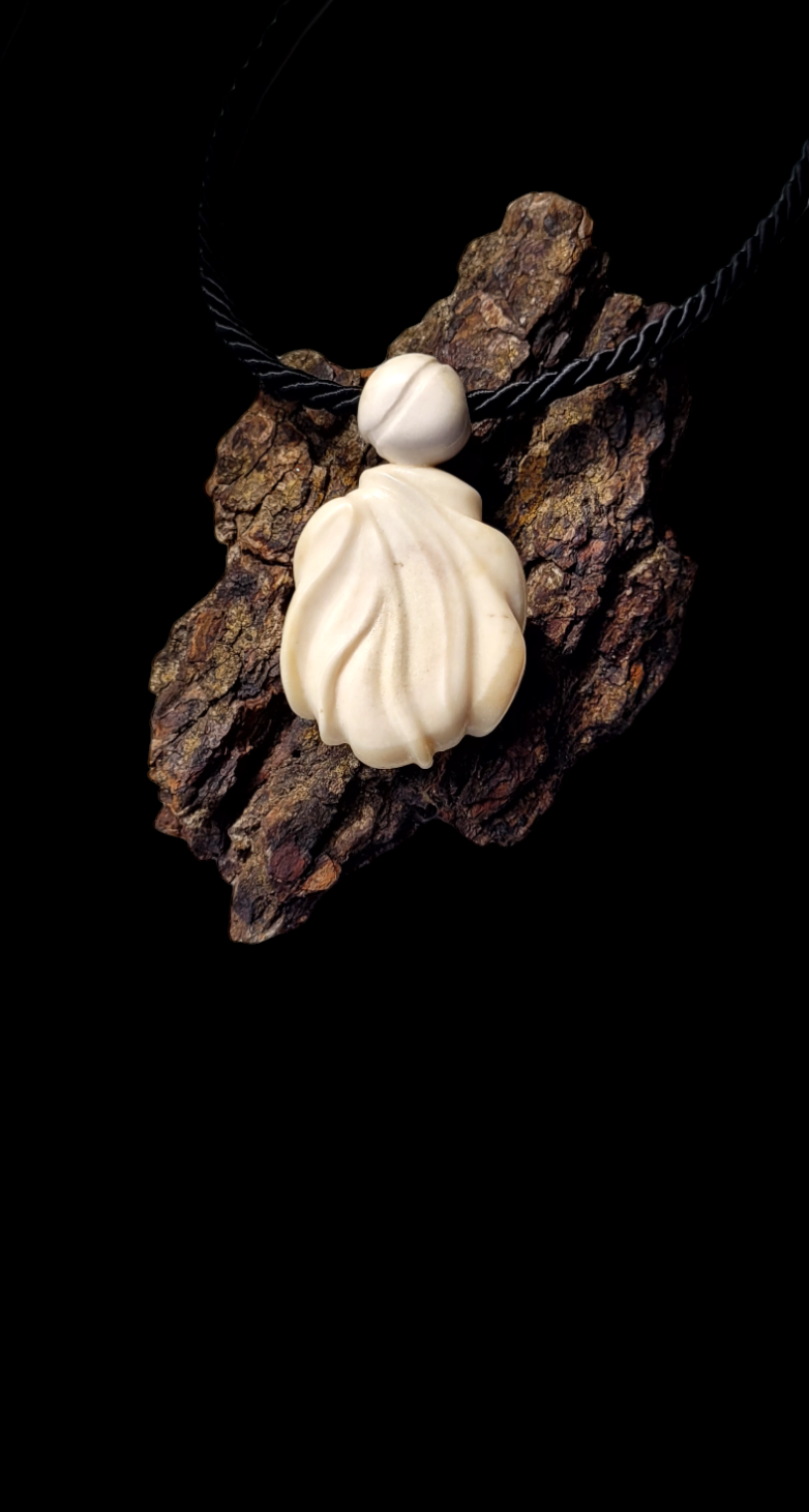 Kaklo papuošalas iš briedžio rago / The necklace of moose antler
